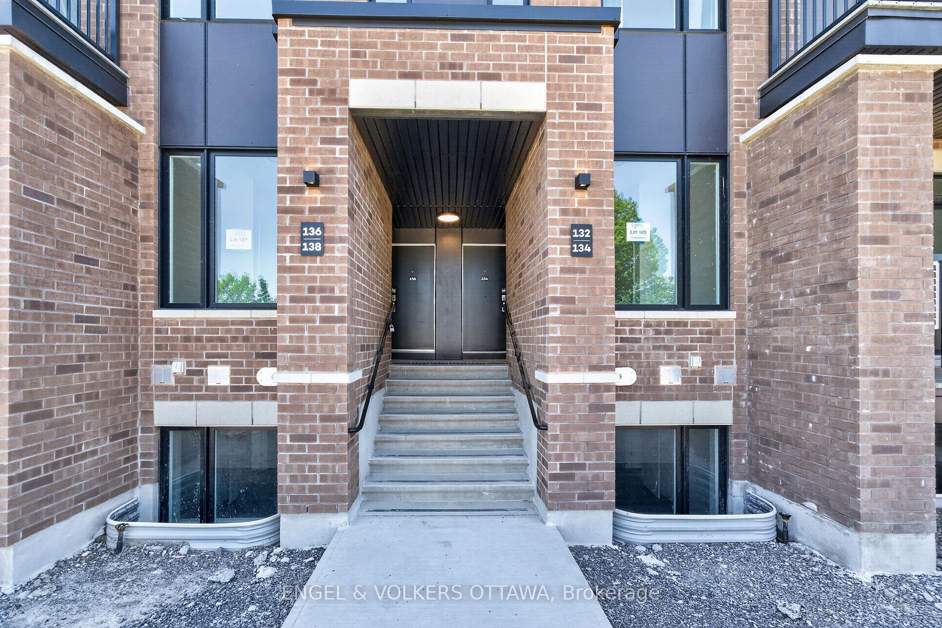 Photo 4 of 138 Stardust Private, Ottawa, Leitrim — HOMEH