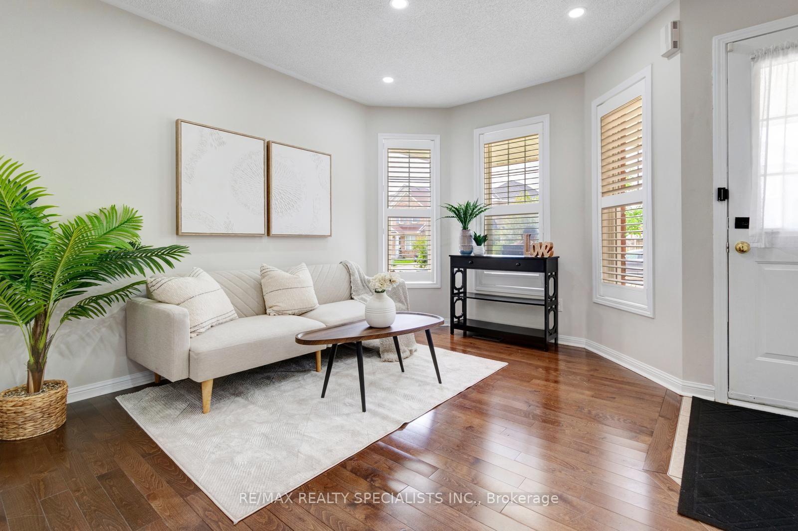 Photo 4 of 38 Sweetwood Circle, Brampton, Fletcher's Meadow — HOMEH