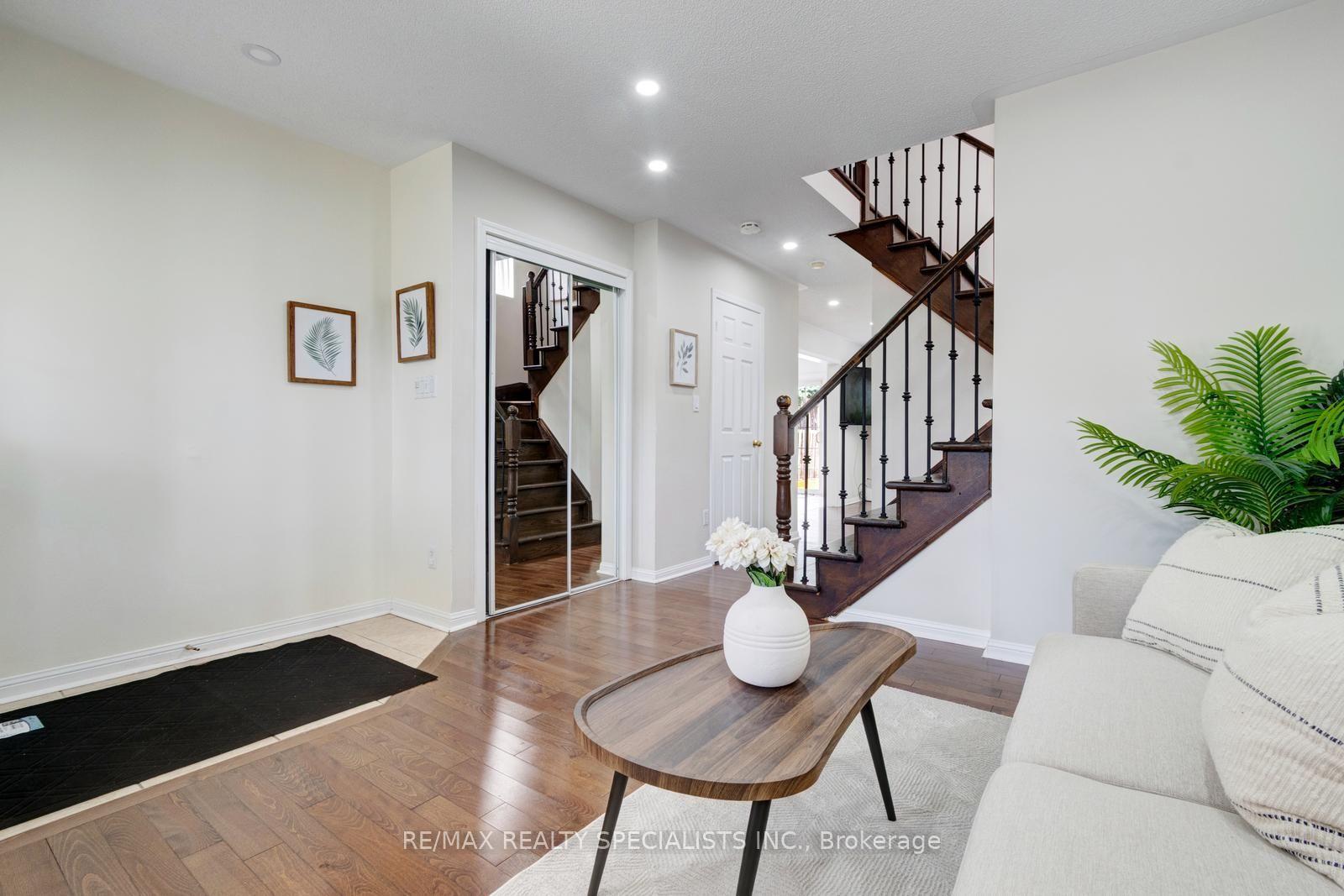 Photo 5 of 38 Sweetwood Circle, Brampton, Fletcher's Meadow — HOMEH