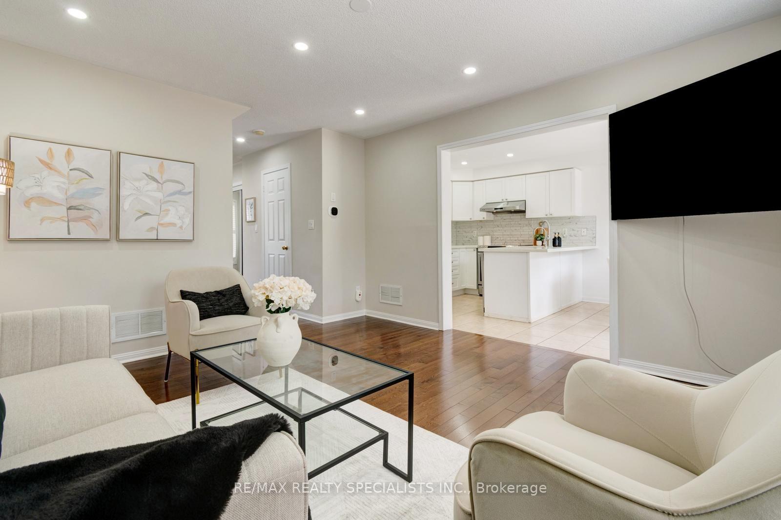 Photo 8 of 38 Sweetwood Circle, Brampton, Fletcher's Meadow — HOMEH