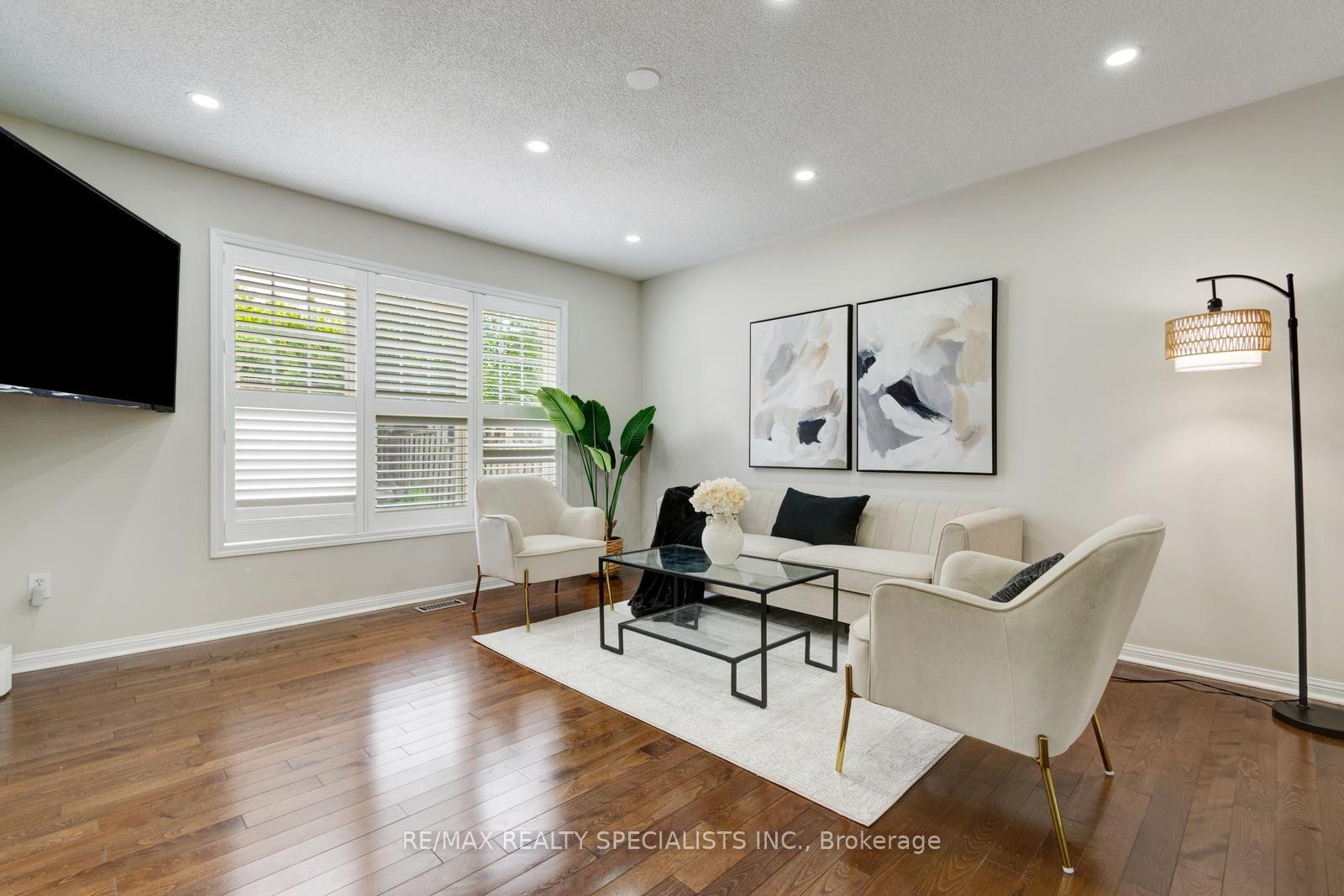 Photo 10 of 38 Sweetwood Circle, Brampton, Fletcher's Meadow — HOMEH