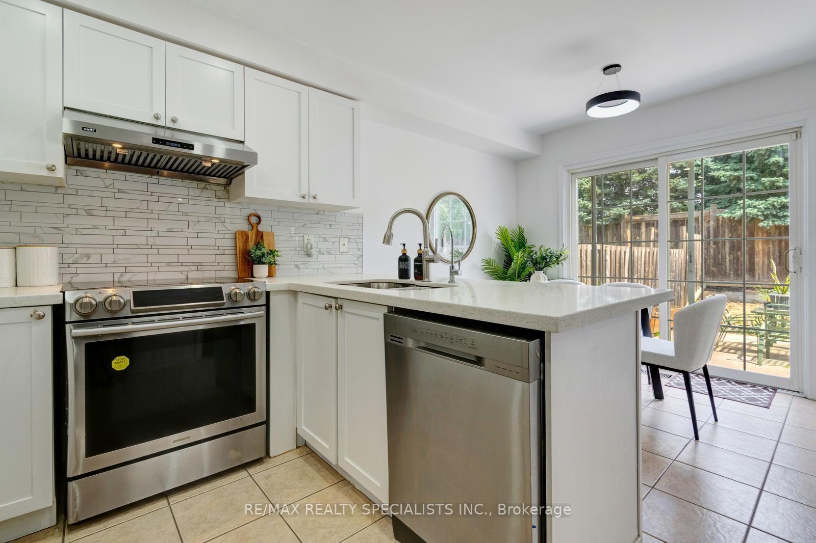 Photo 17 of 38 Sweetwood Circle, Brampton, Fletcher's Meadow — HOMEH