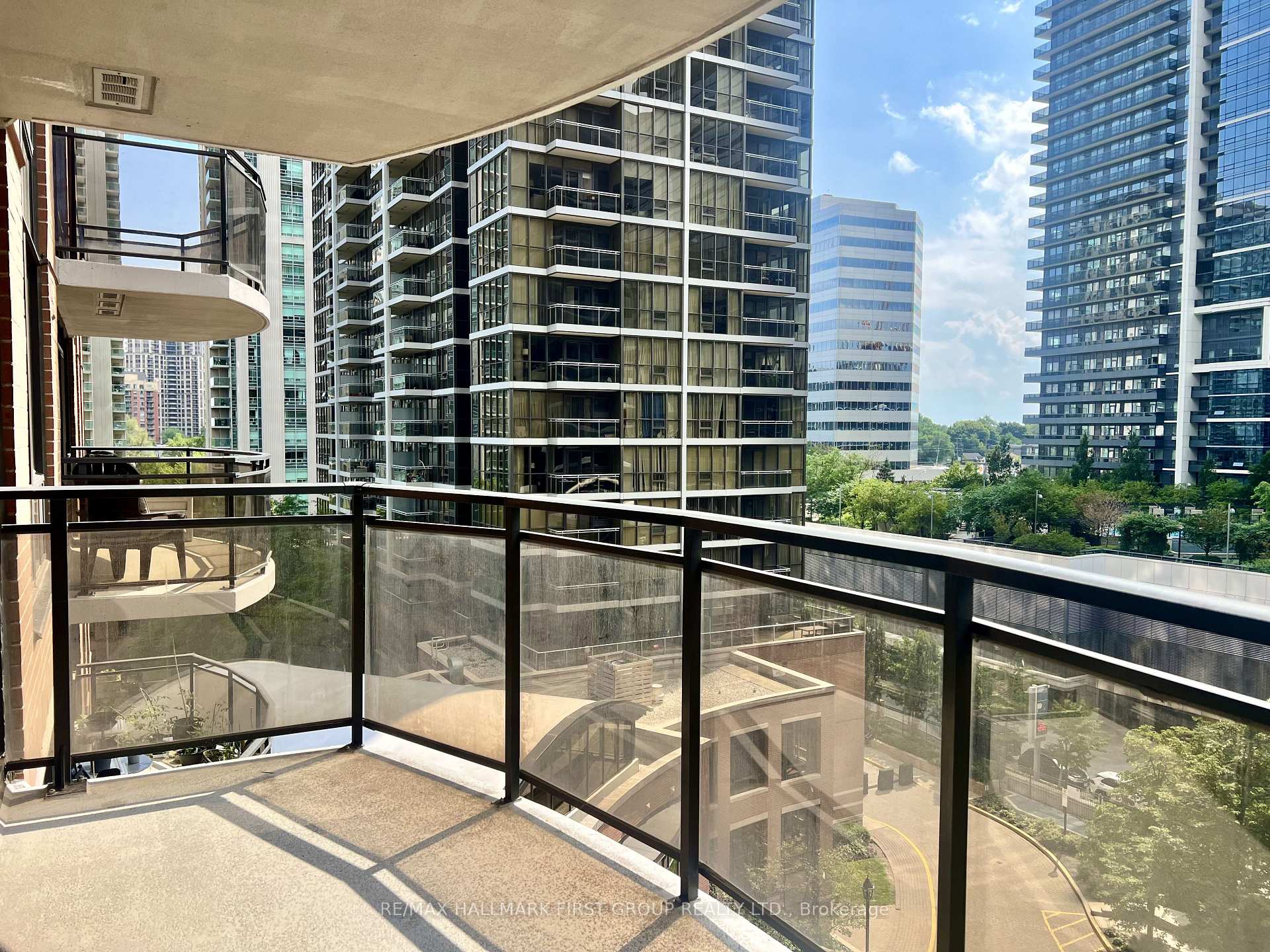 Photo 19 of Unit 806, 33 Sheppard Avenue E, North York, Willowdale East — HOMEH