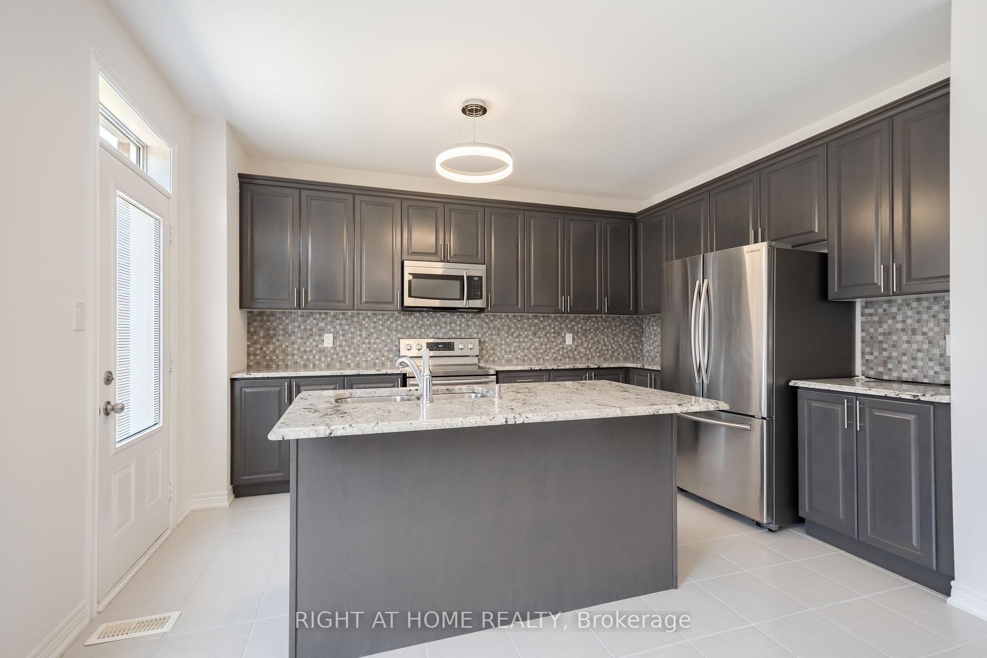 Photo 11 of 972 Green Street, Innisfil, Lefroy — HOMEH