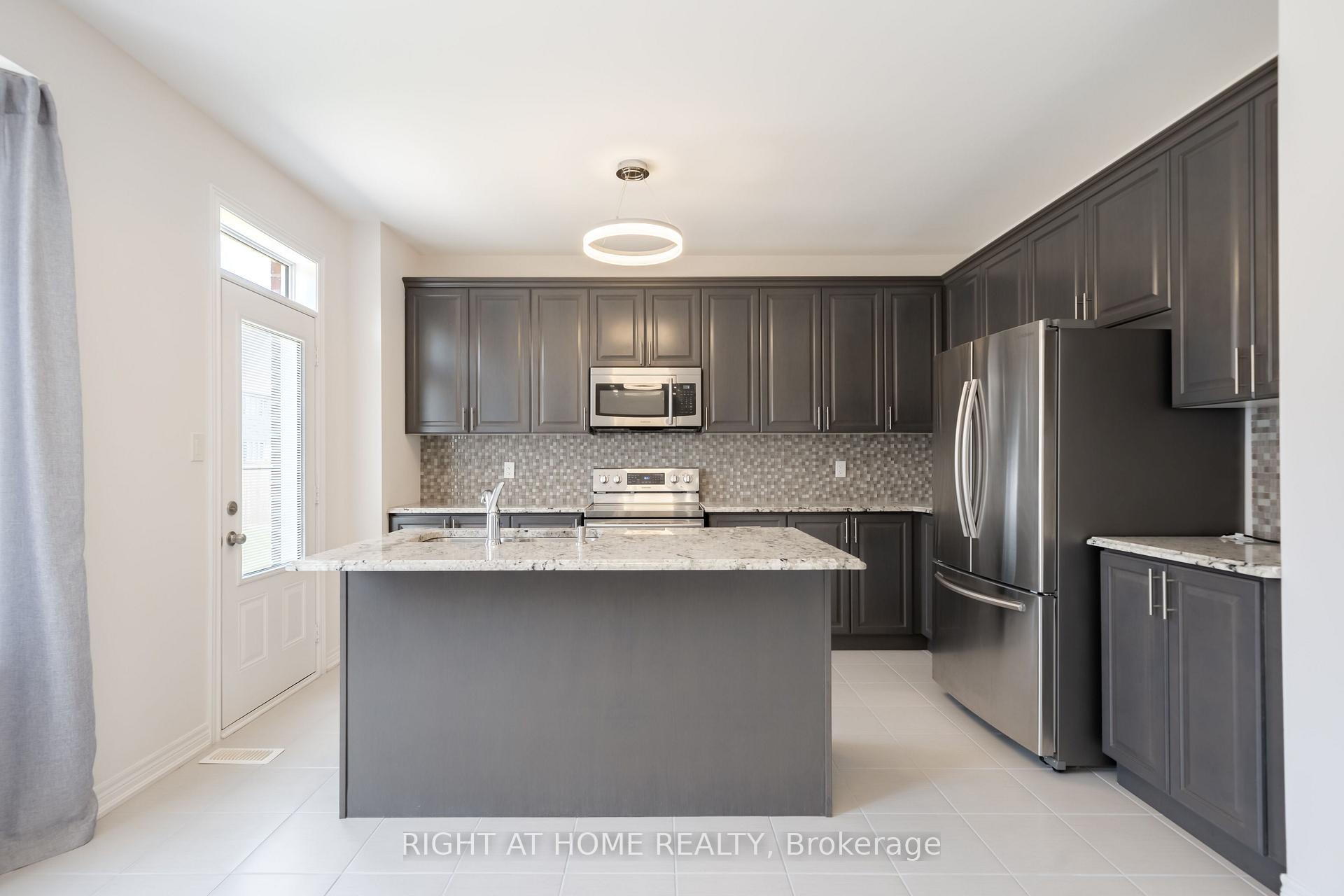 Photo 16 of 972 Green Street, Innisfil, Lefroy — HOMEH