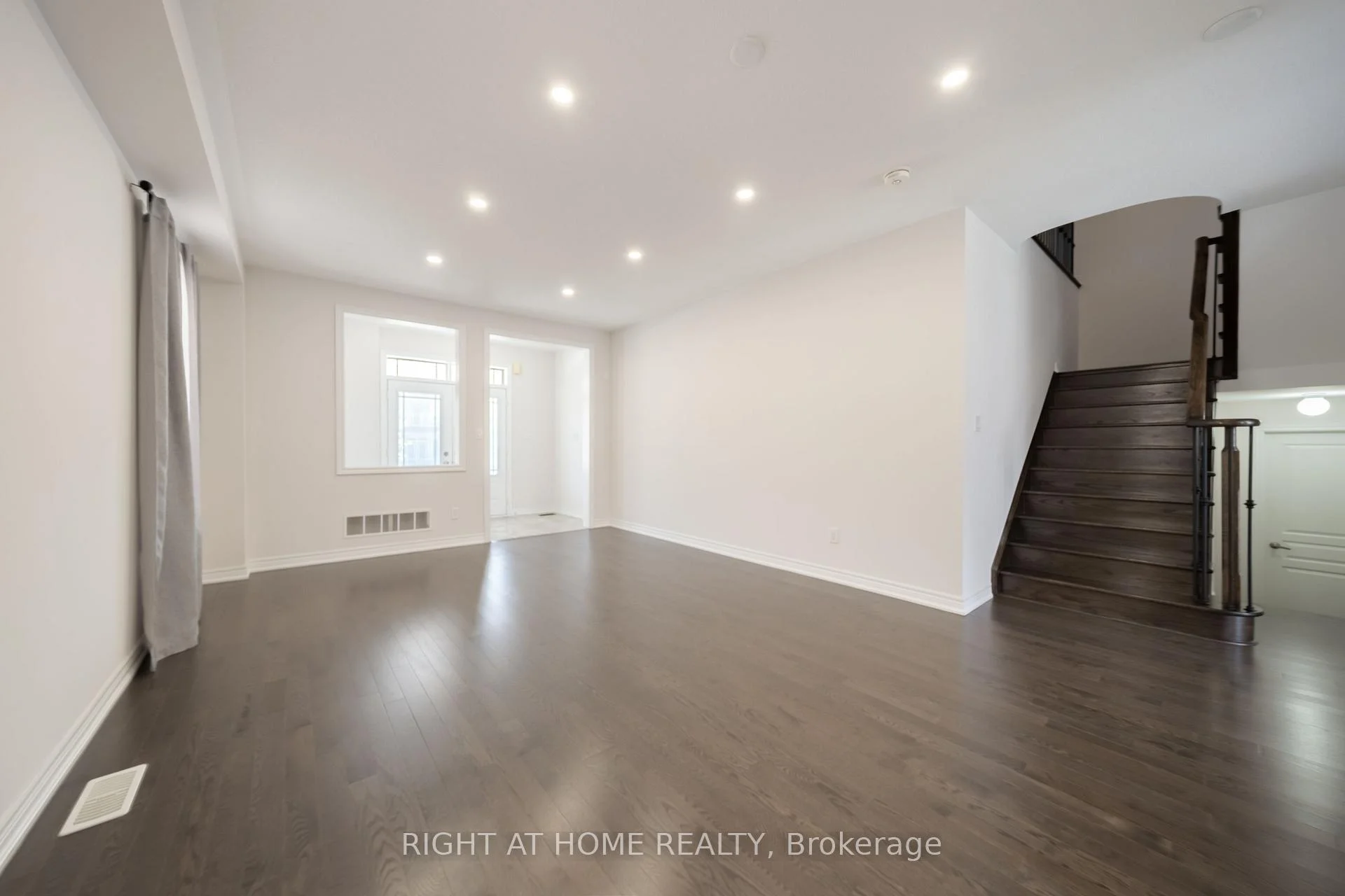 Photo 10 of 972 Green Street, Innisfil, Lefroy — HOMEH
