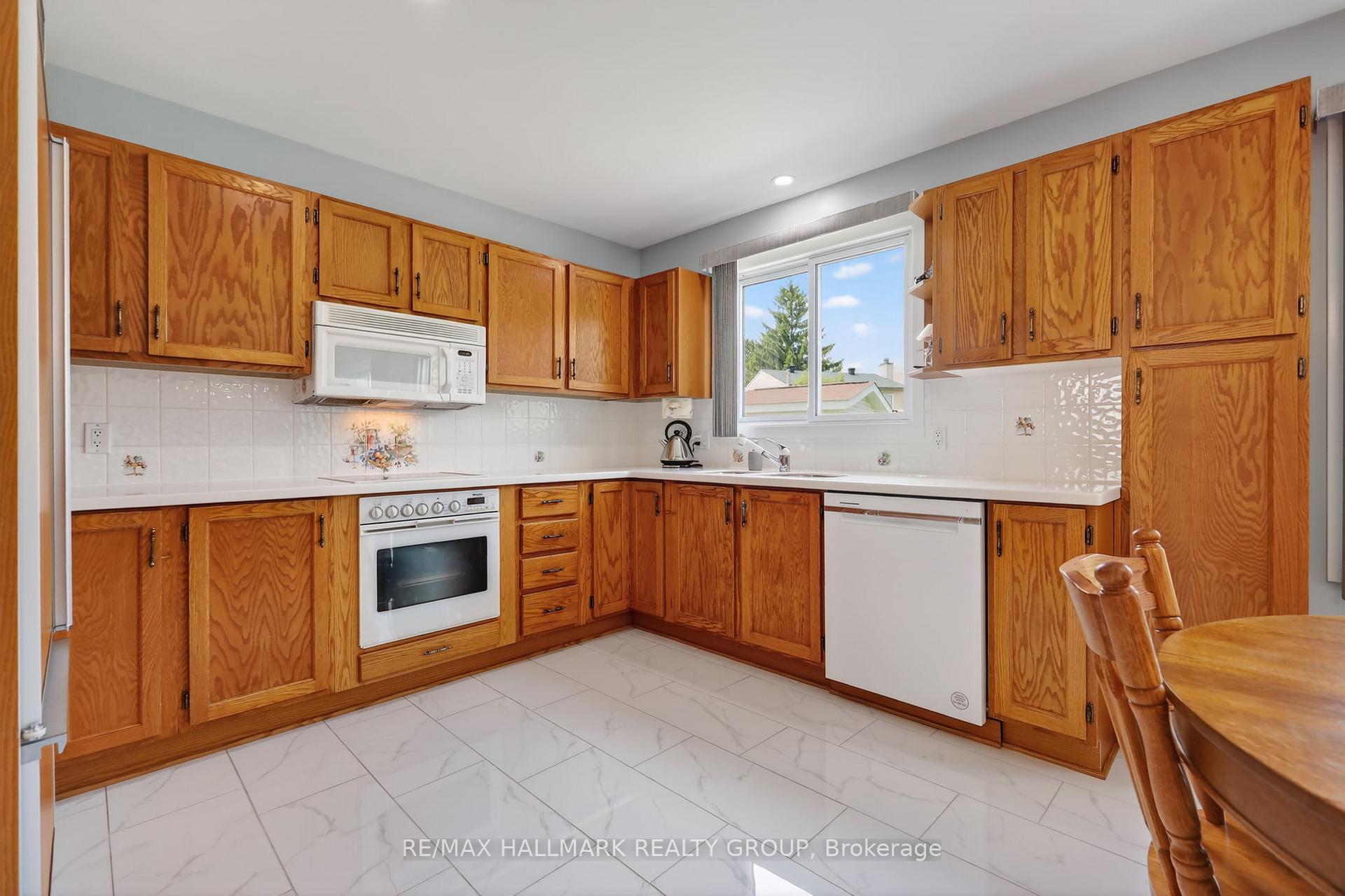 Photo 10 of 1463 Kamouraska Circle, Ottawa, Chateauneuf — HOMEH