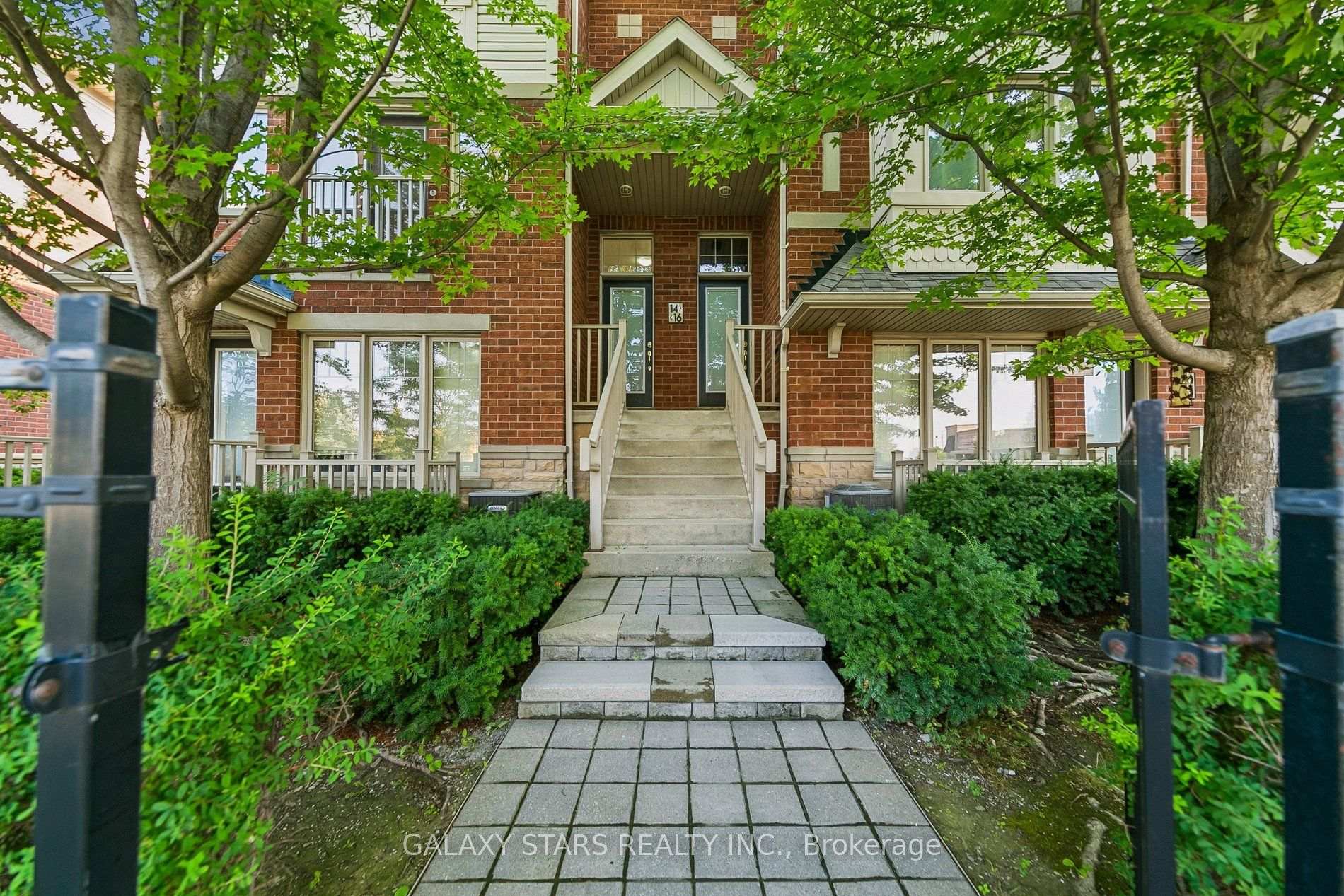 Front of Unit 16, 5725 Tenth Line W