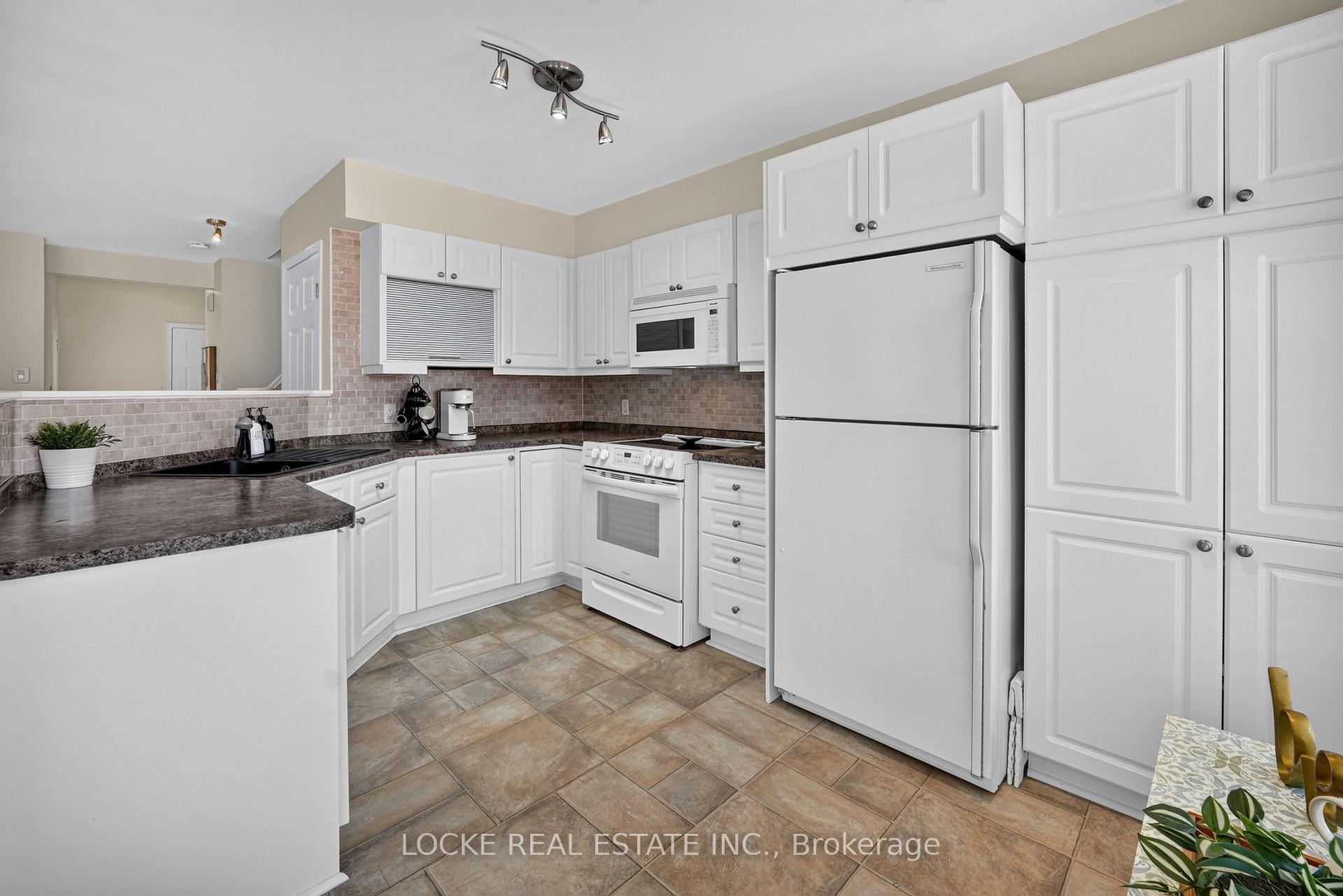 Photo 12 of 431 Lawler Crescent, Ottawa, Chatelaine Village — HOMEH