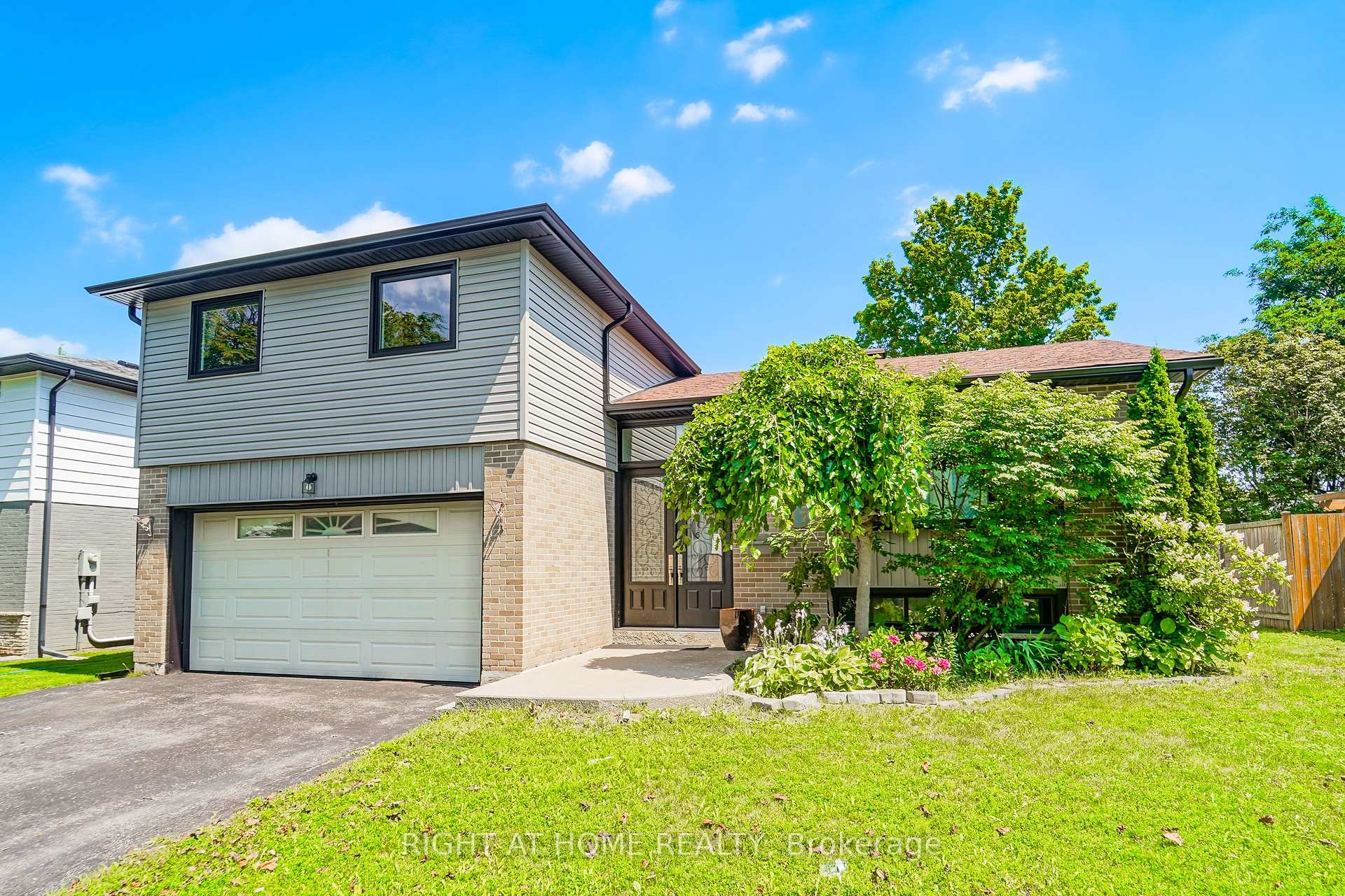 Photo 2 of 17 Clover Avenue, Barrie, Allandale Heights — HOMEH