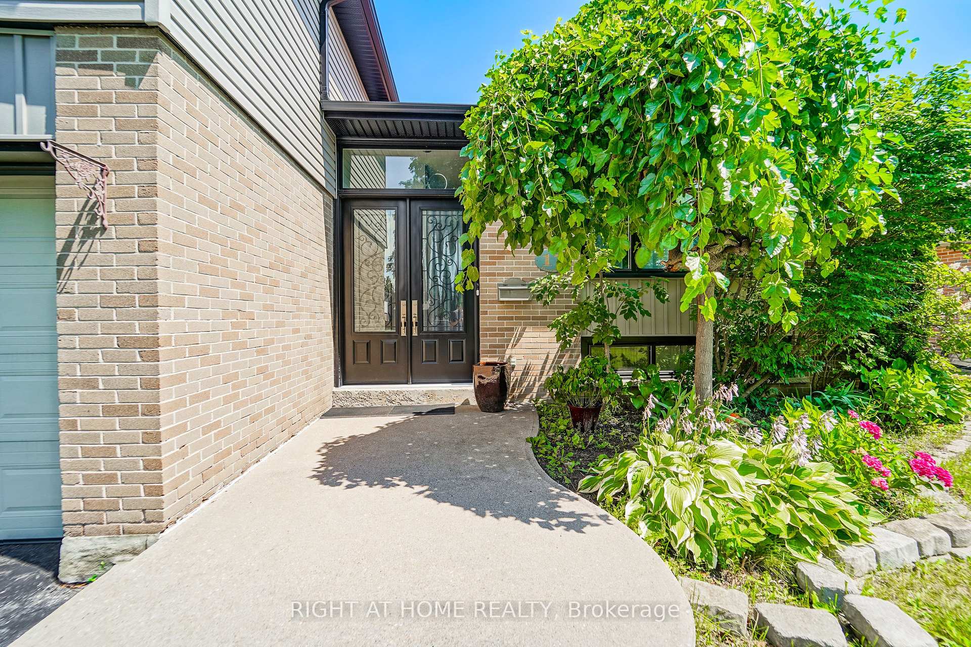 Photo 4 of 17 Clover Avenue, Barrie, Allandale Heights — HOMEH