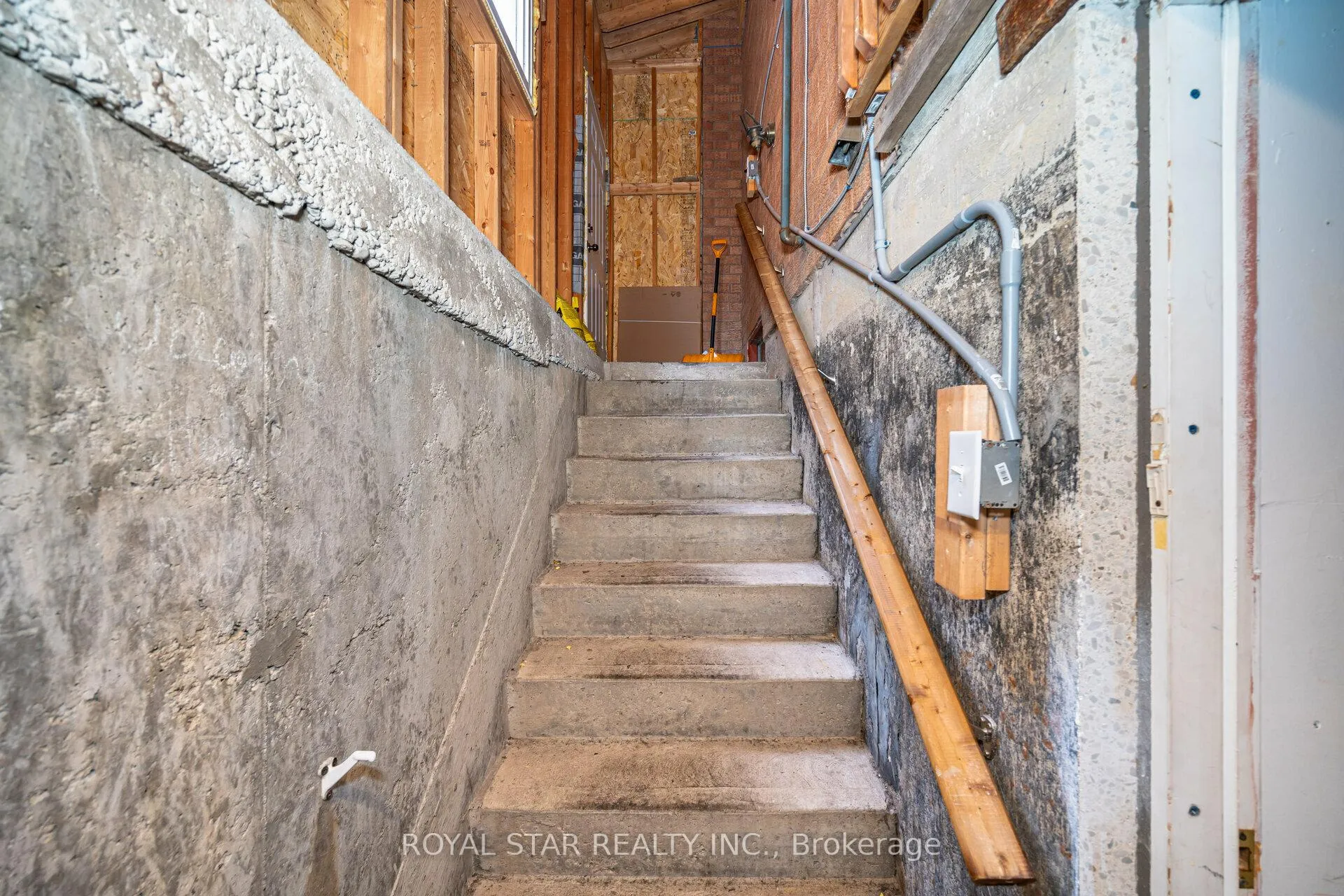 Photo 29 of 10 Hedgerow Avenue, Brampton, Fletcher's Creek South — HOMEH