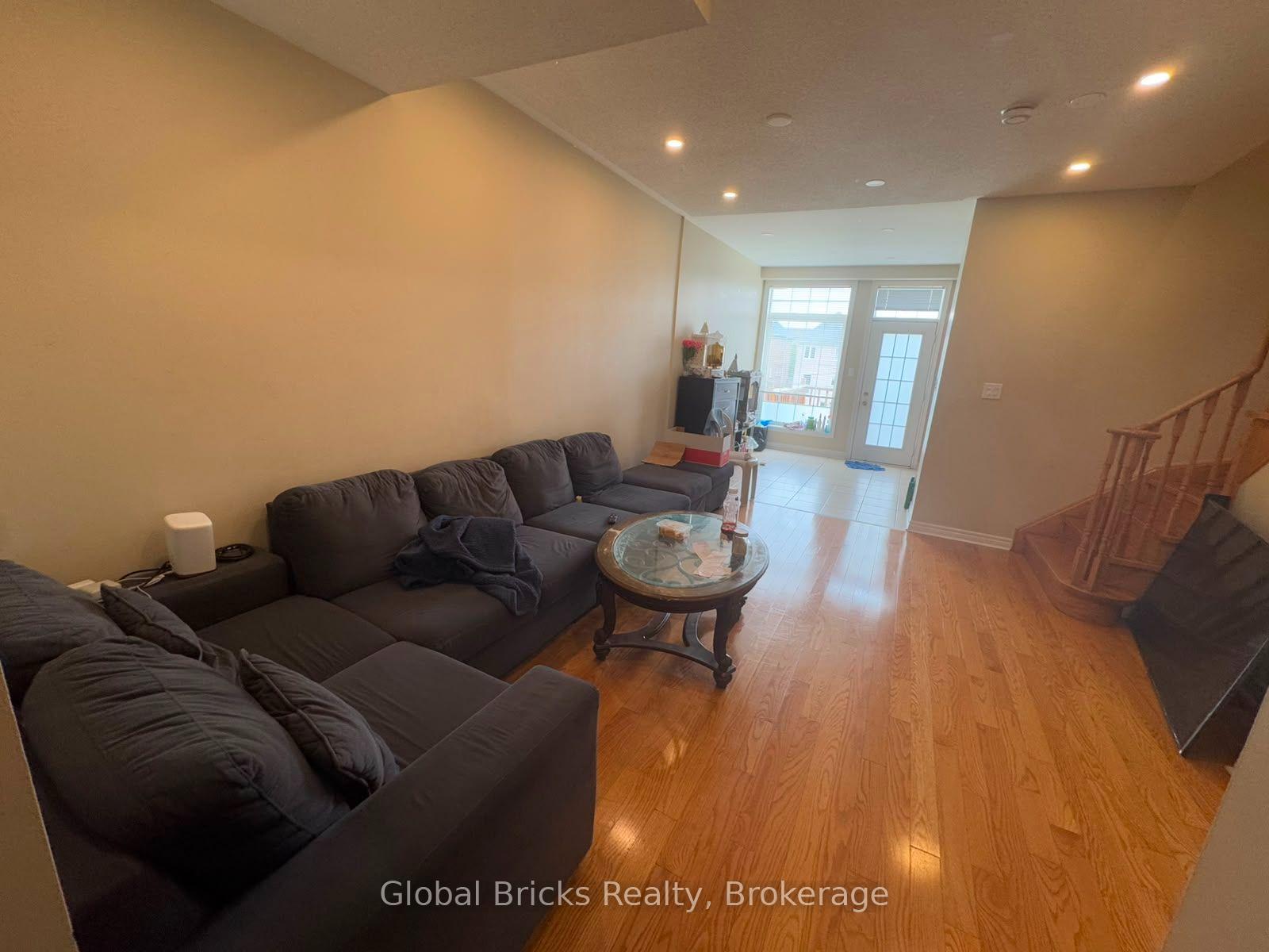 Photo 4 of 34 Pefferlaw Circle, Brampton, Bram West — HOMEH