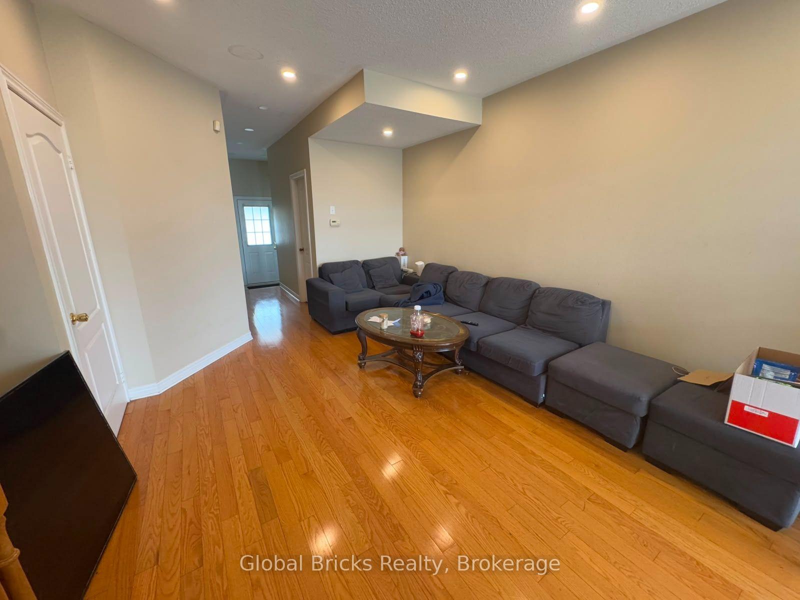 Photo 5 of 34 Pefferlaw Circle, Brampton, Bram West — HOMEH
