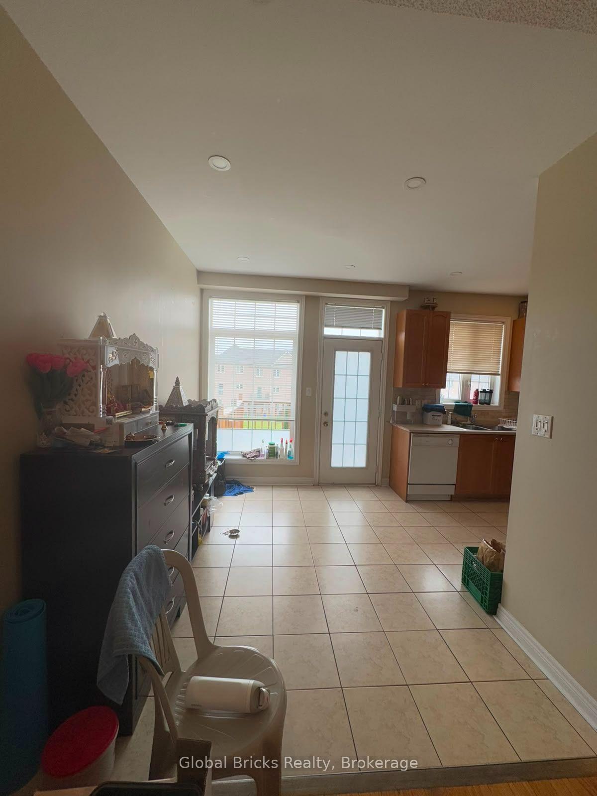 Photo 6 of 34 Pefferlaw Circle, Brampton, Bram West — HOMEH