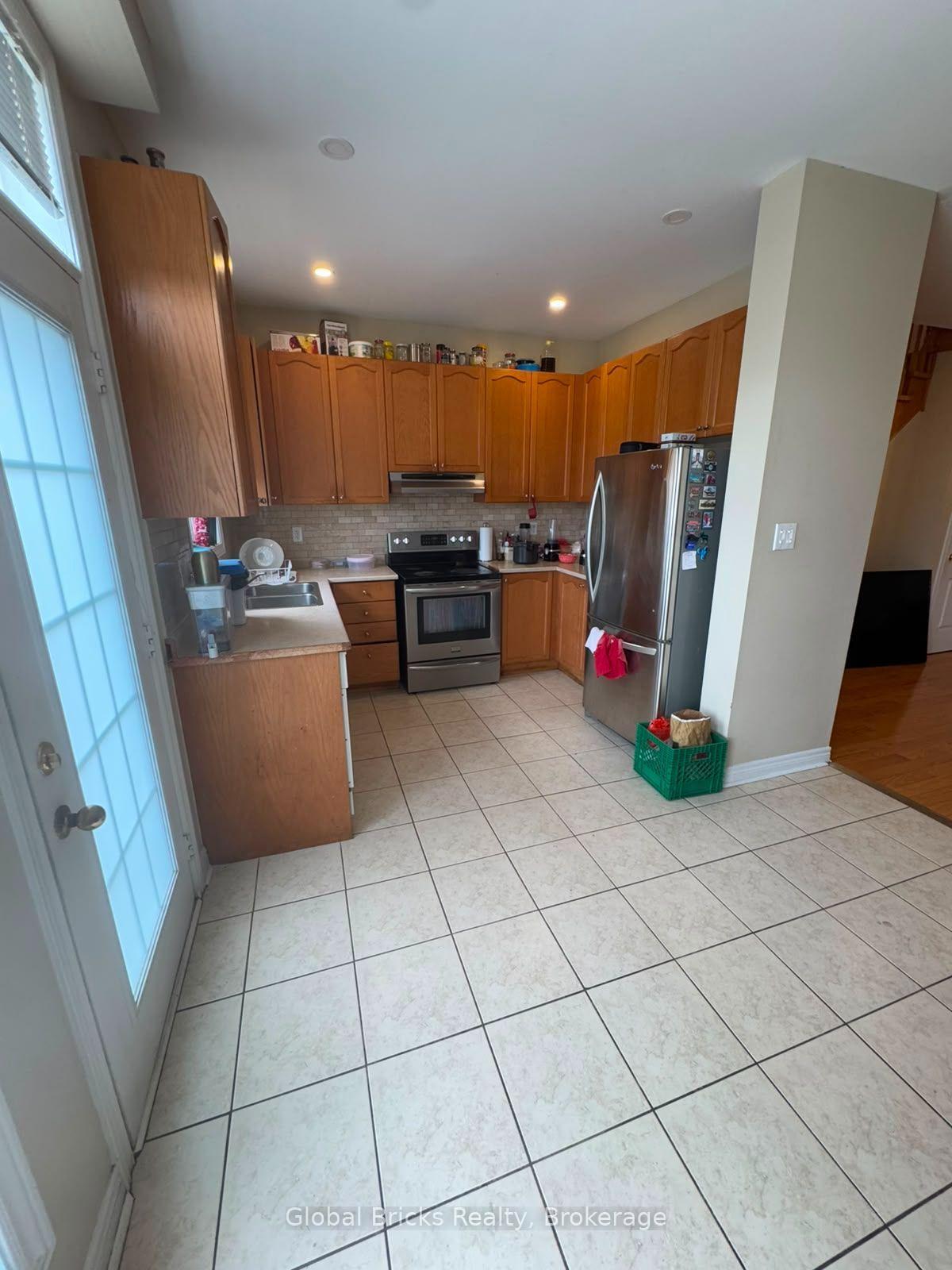 Photo 7 of 34 Pefferlaw Circle, Brampton, Bram West — HOMEH