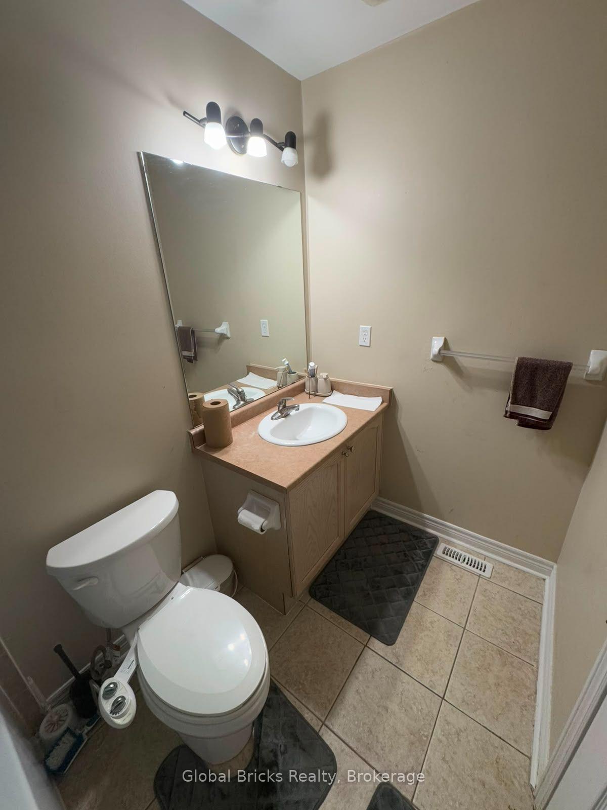 Photo 8 of 34 Pefferlaw Circle, Brampton, Bram West — HOMEH