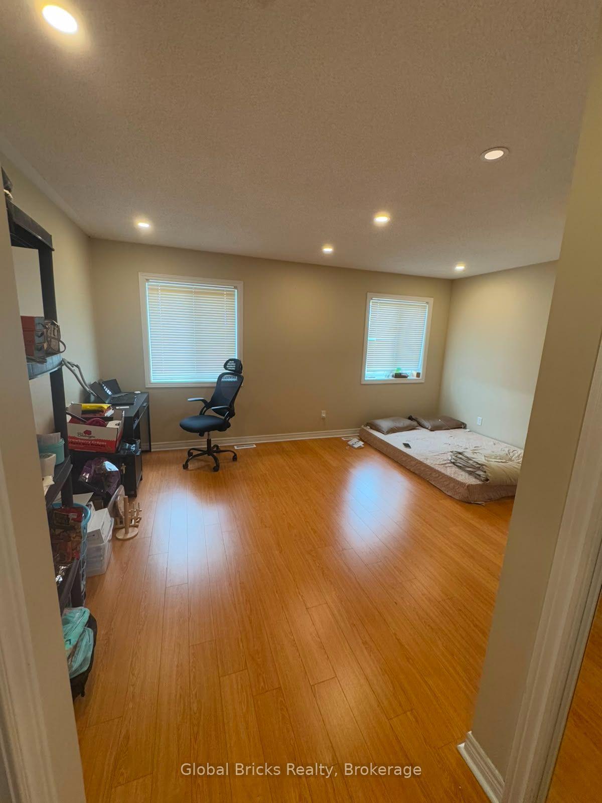 Photo 10 of 34 Pefferlaw Circle, Brampton, Bram West — HOMEH