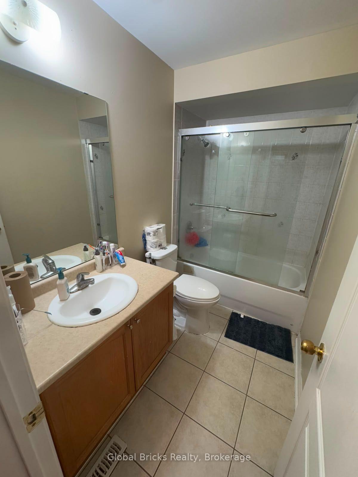 Photo 16 of 34 Pefferlaw Circle, Brampton, Bram West — HOMEH