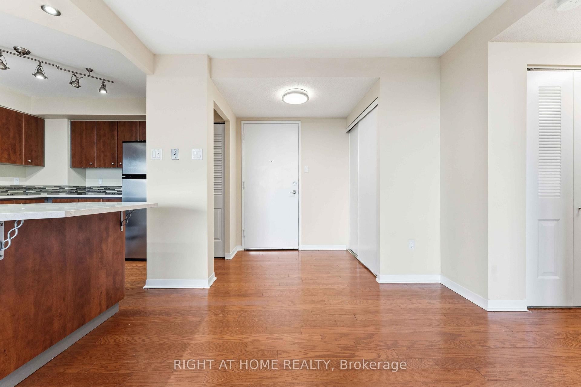 Photo 9 of Unit 911, 2759 Carousel Crescent, Ottawa, Emerald Woods/Sawmill Creek — HOMEH