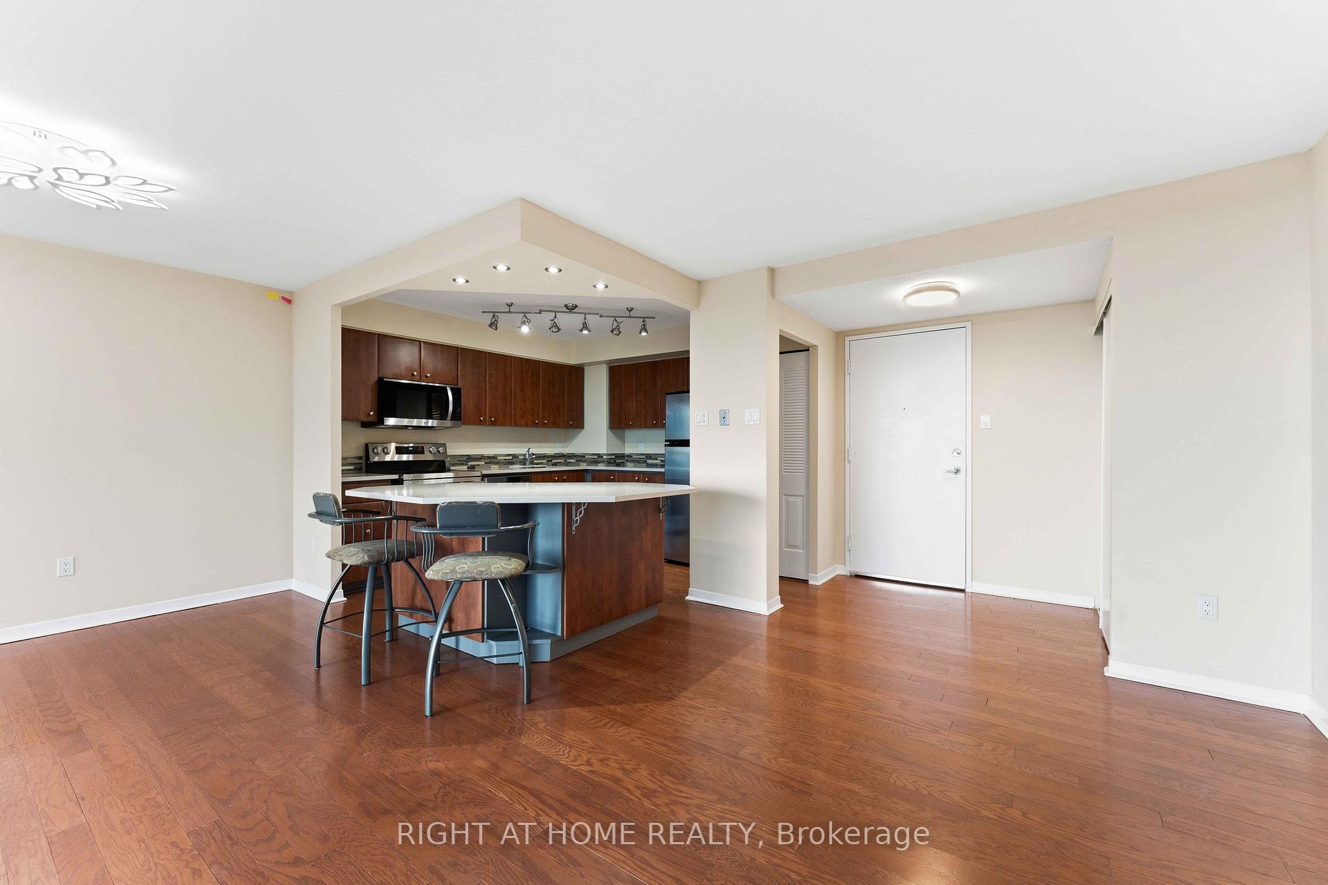 Photo 11 of Unit 911, 2759 Carousel Crescent, Ottawa, Emerald Woods/Sawmill Creek — HOMEH