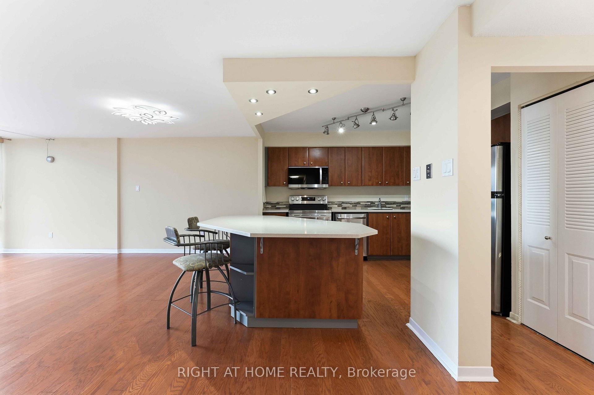 Photo 12 of Unit 911, 2759 Carousel Crescent, Ottawa, Emerald Woods/Sawmill Creek — HOMEH
