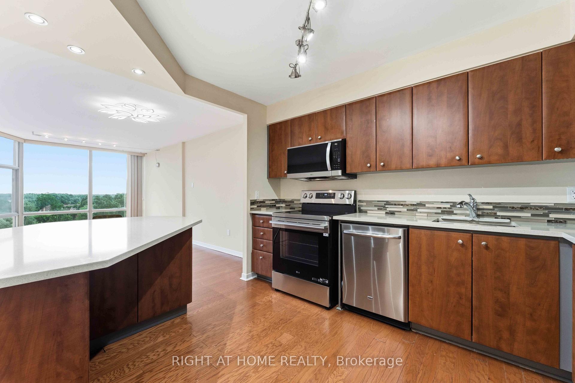 Photo 13 of Unit 911, 2759 Carousel Crescent, Ottawa, Emerald Woods/Sawmill Creek — HOMEH