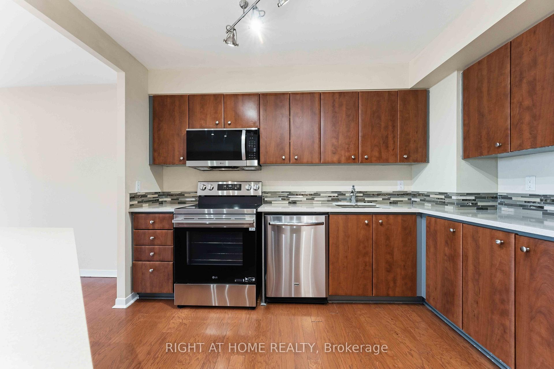Photo 14 of Unit 911, 2759 Carousel Crescent, Ottawa, Emerald Woods/Sawmill Creek — HOMEH