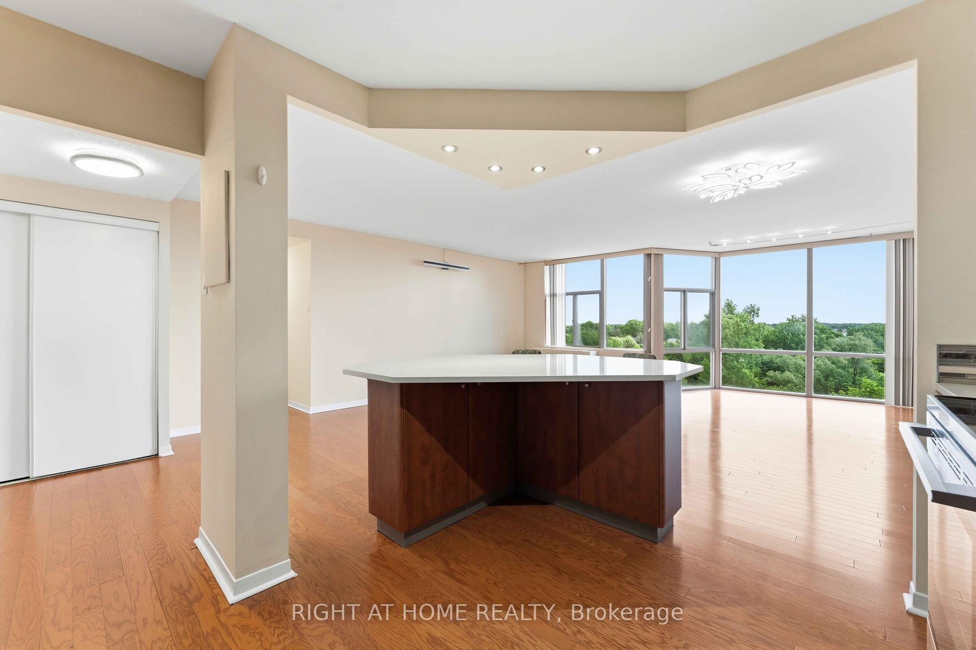 Photo 15 of Unit 911, 2759 Carousel Crescent, Ottawa, Emerald Woods/Sawmill Creek — HOMEH