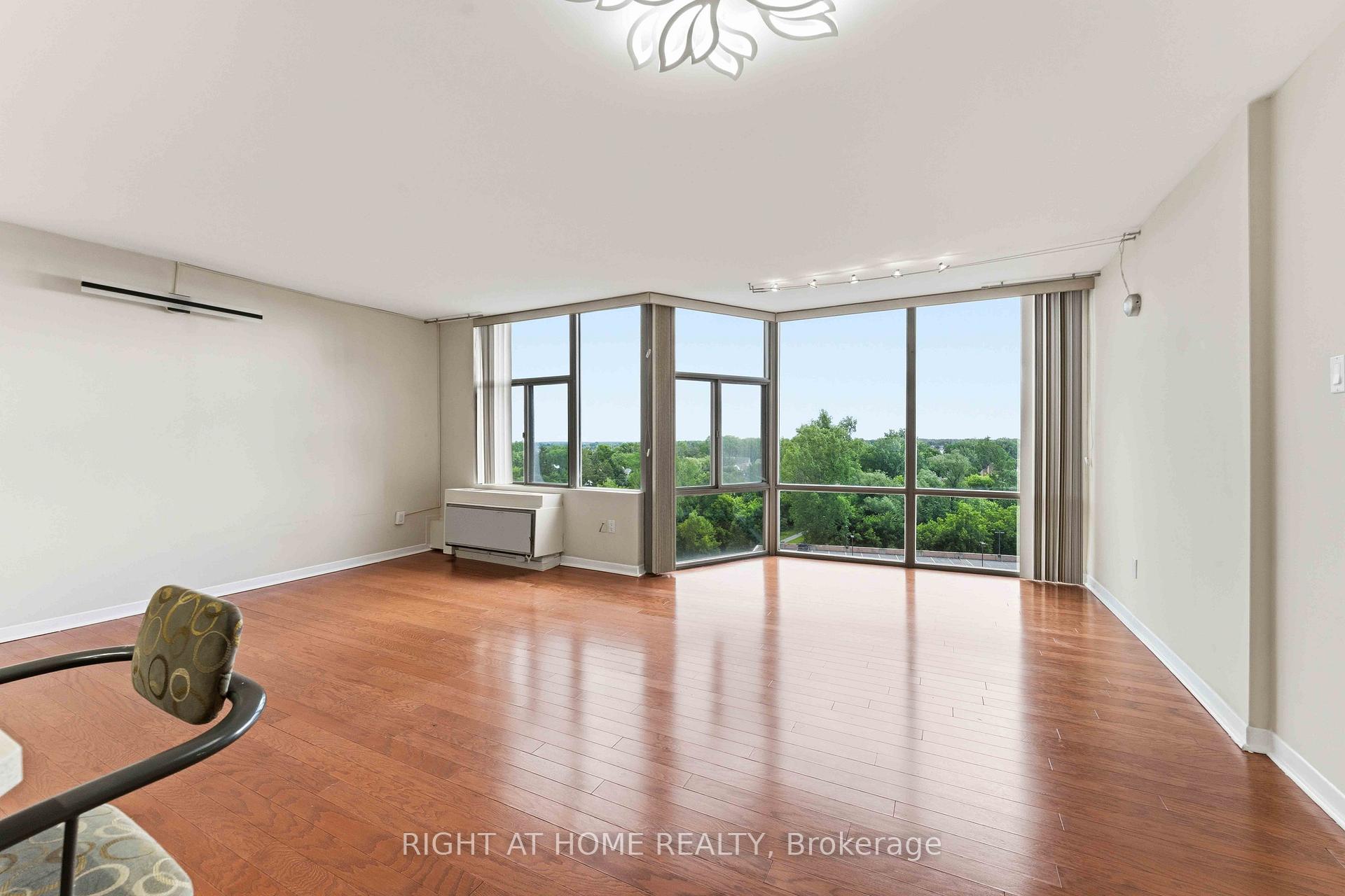 Photo 17 of Unit 911, 2759 Carousel Crescent, Ottawa, Emerald Woods/Sawmill Creek — HOMEH
