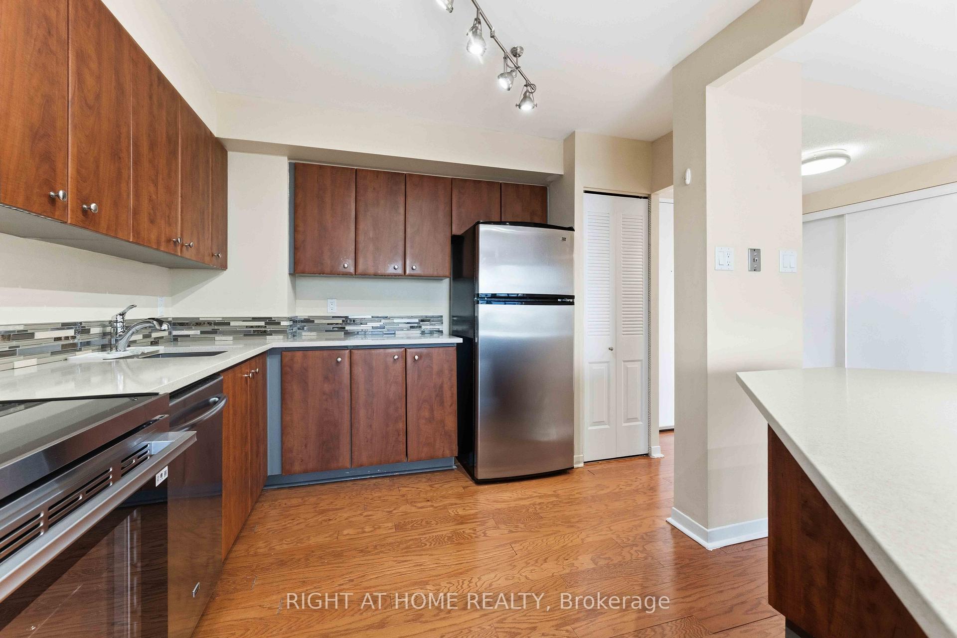 Photo 18 of Unit 911, 2759 Carousel Crescent, Ottawa, Emerald Woods/Sawmill Creek — HOMEH