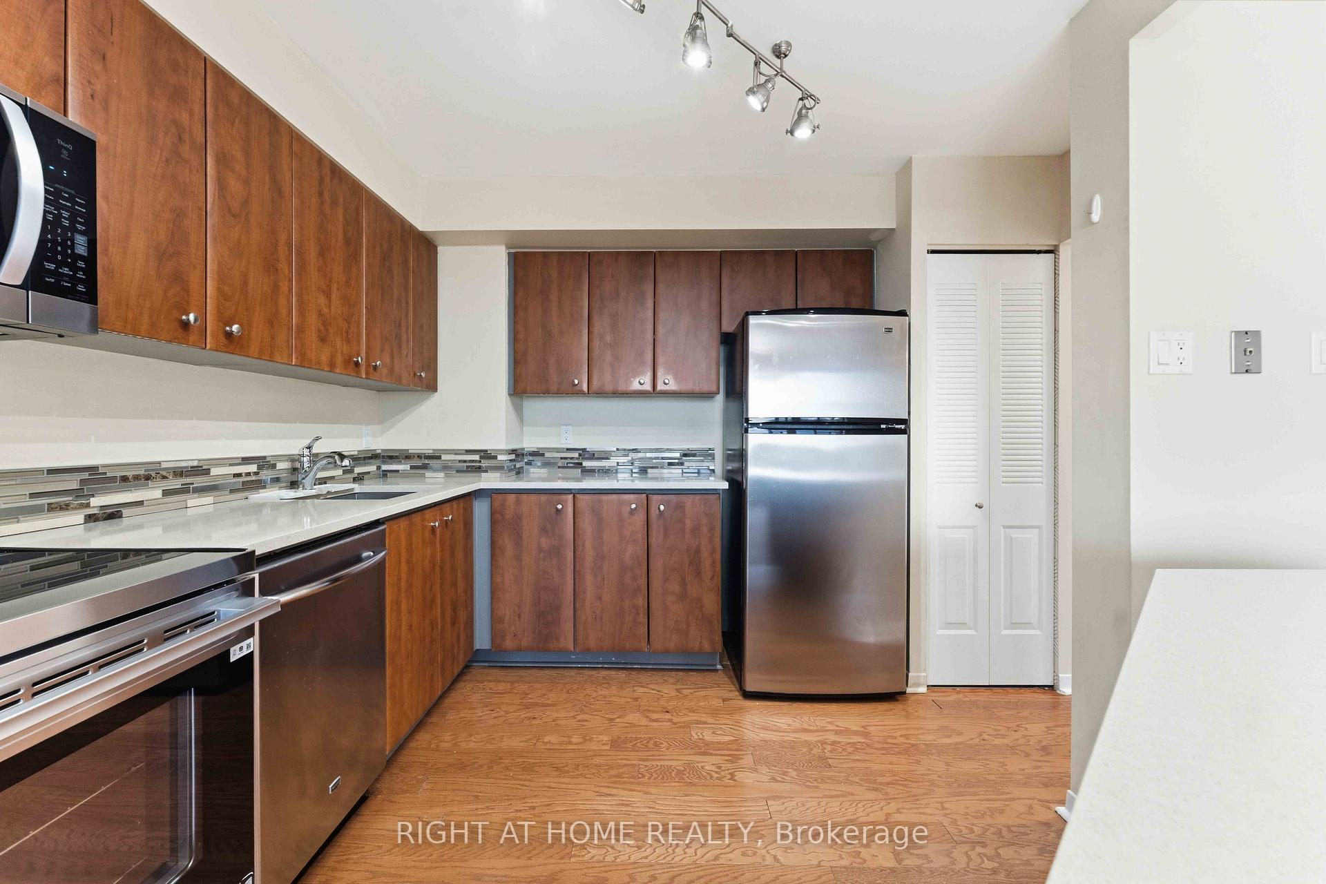 Photo 19 of Unit 911, 2759 Carousel Crescent, Ottawa, Emerald Woods/Sawmill Creek — HOMEH