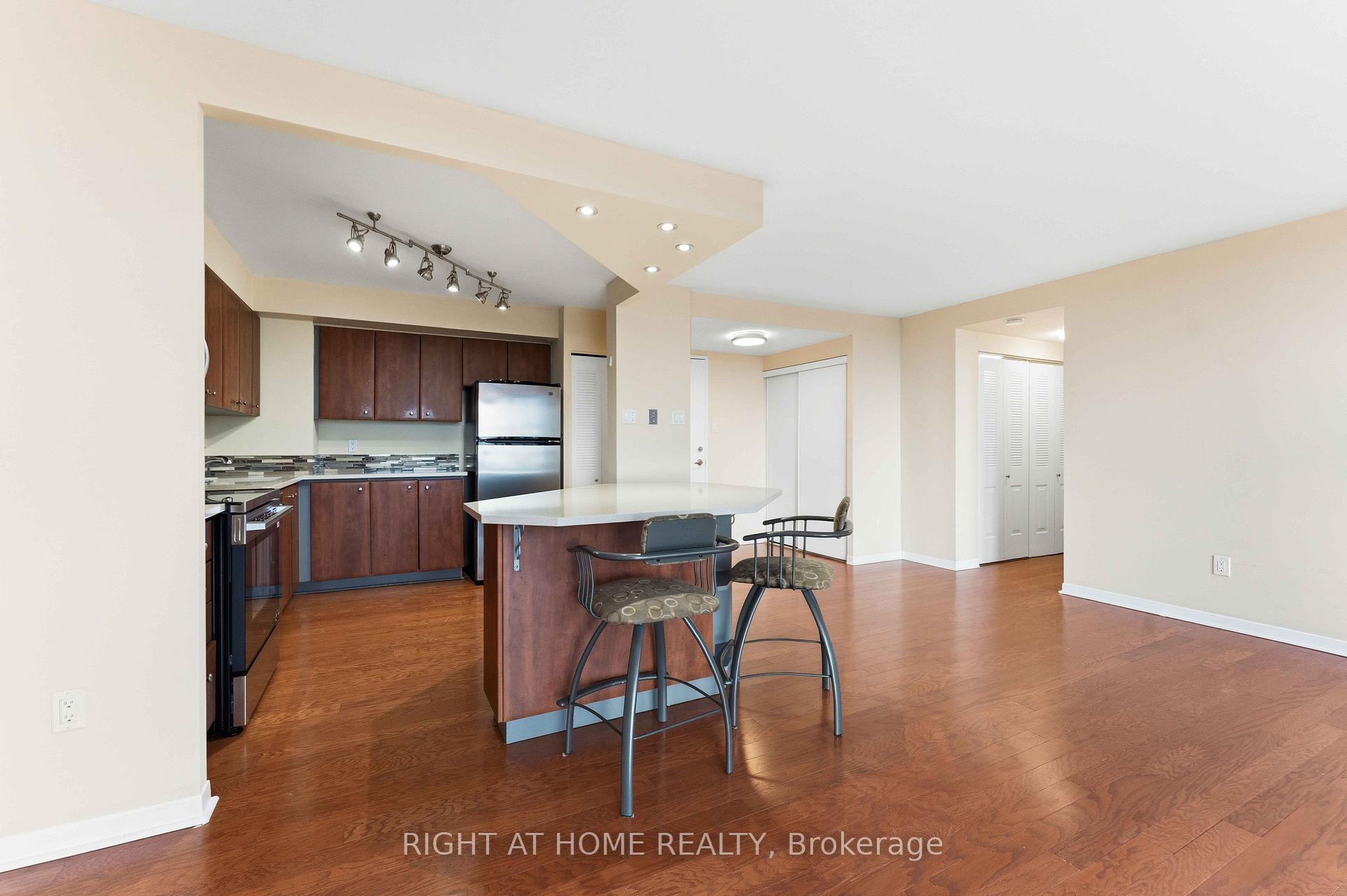Photo 20 of Unit 911, 2759 Carousel Crescent, Ottawa, Emerald Woods/Sawmill Creek — HOMEH