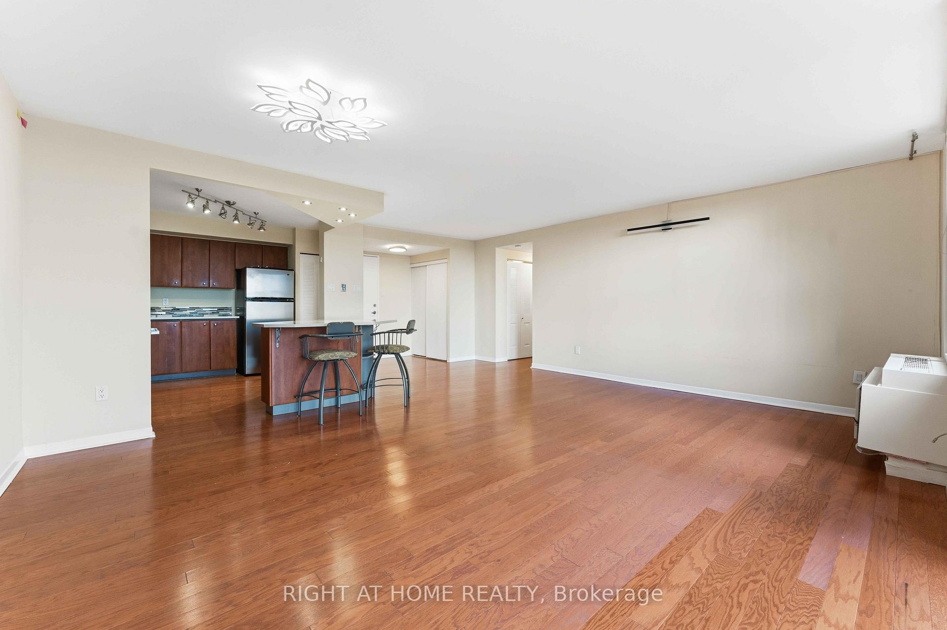 Photo 23 of Unit 911, 2759 Carousel Crescent, Ottawa, Emerald Woods/Sawmill Creek — HOMEH