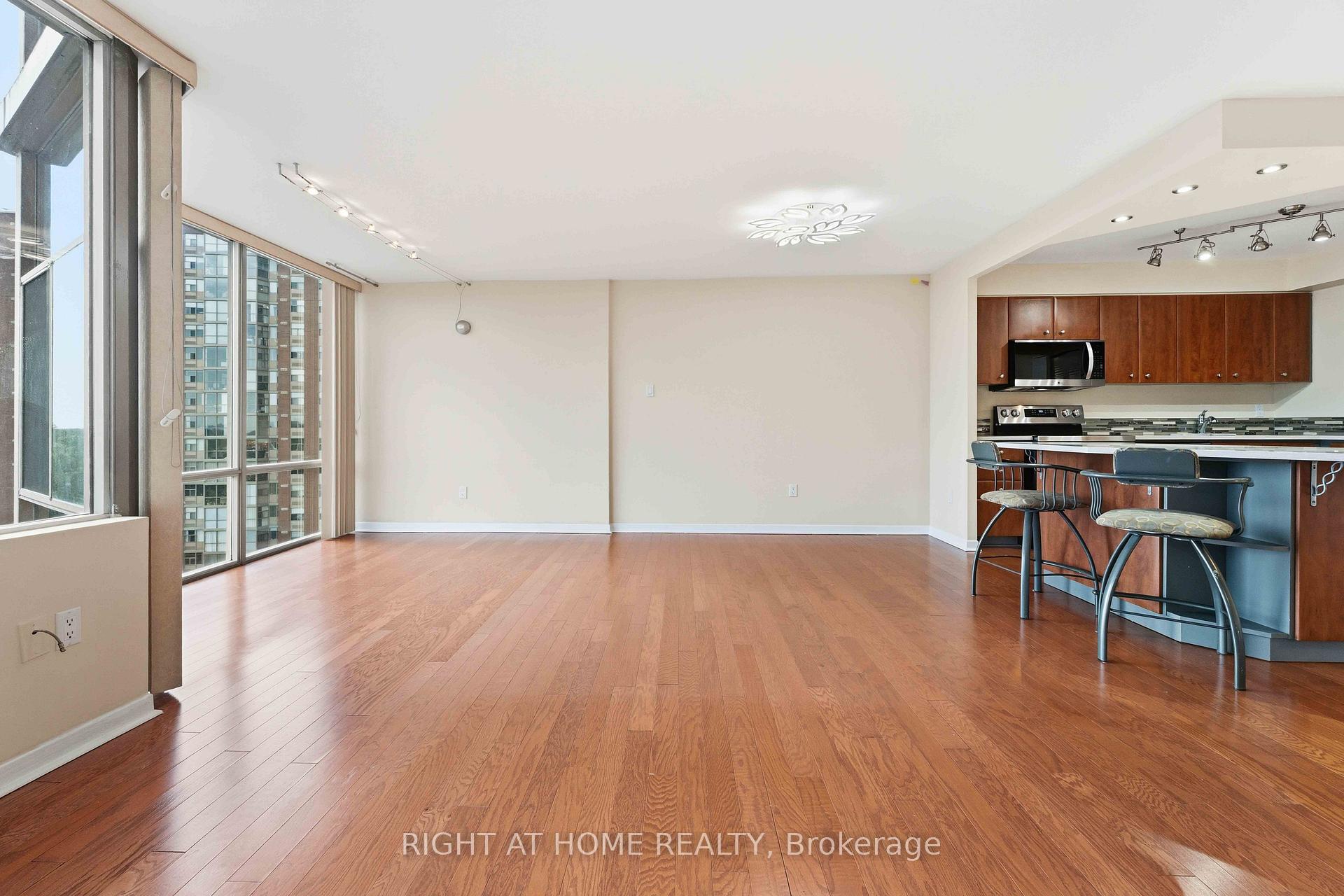 Photo 27 of Unit 911, 2759 Carousel Crescent, Ottawa, Emerald Woods/Sawmill Creek — HOMEH