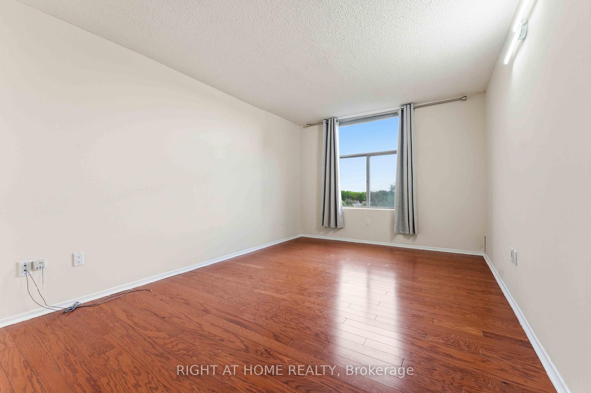 Photo 30 of Unit 911, 2759 Carousel Crescent, Ottawa, Emerald Woods/Sawmill Creek — HOMEH