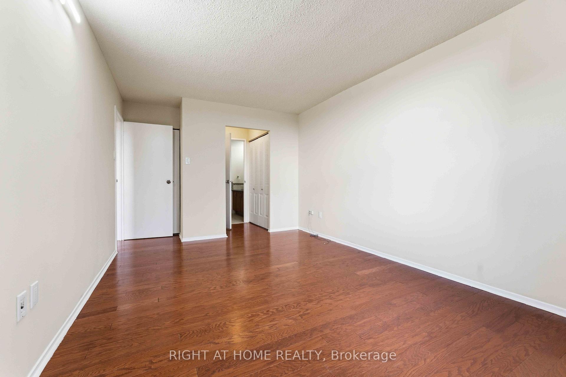 Photo 31 of Unit 911, 2759 Carousel Crescent, Ottawa, Emerald Woods/Sawmill Creek — HOMEH