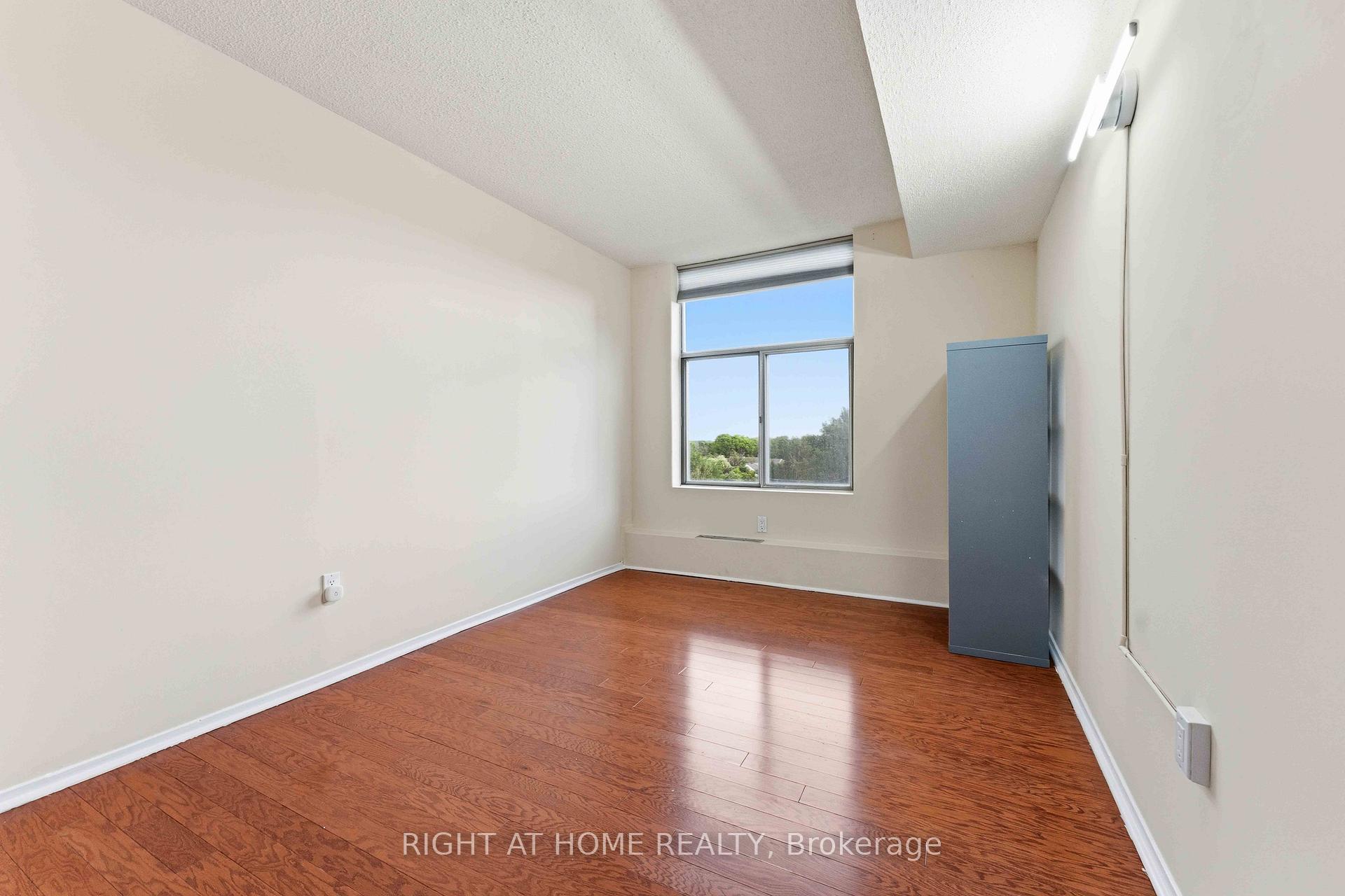Photo 41 of Unit 911, 2759 Carousel Crescent, Ottawa, Emerald Woods/Sawmill Creek — HOMEH
