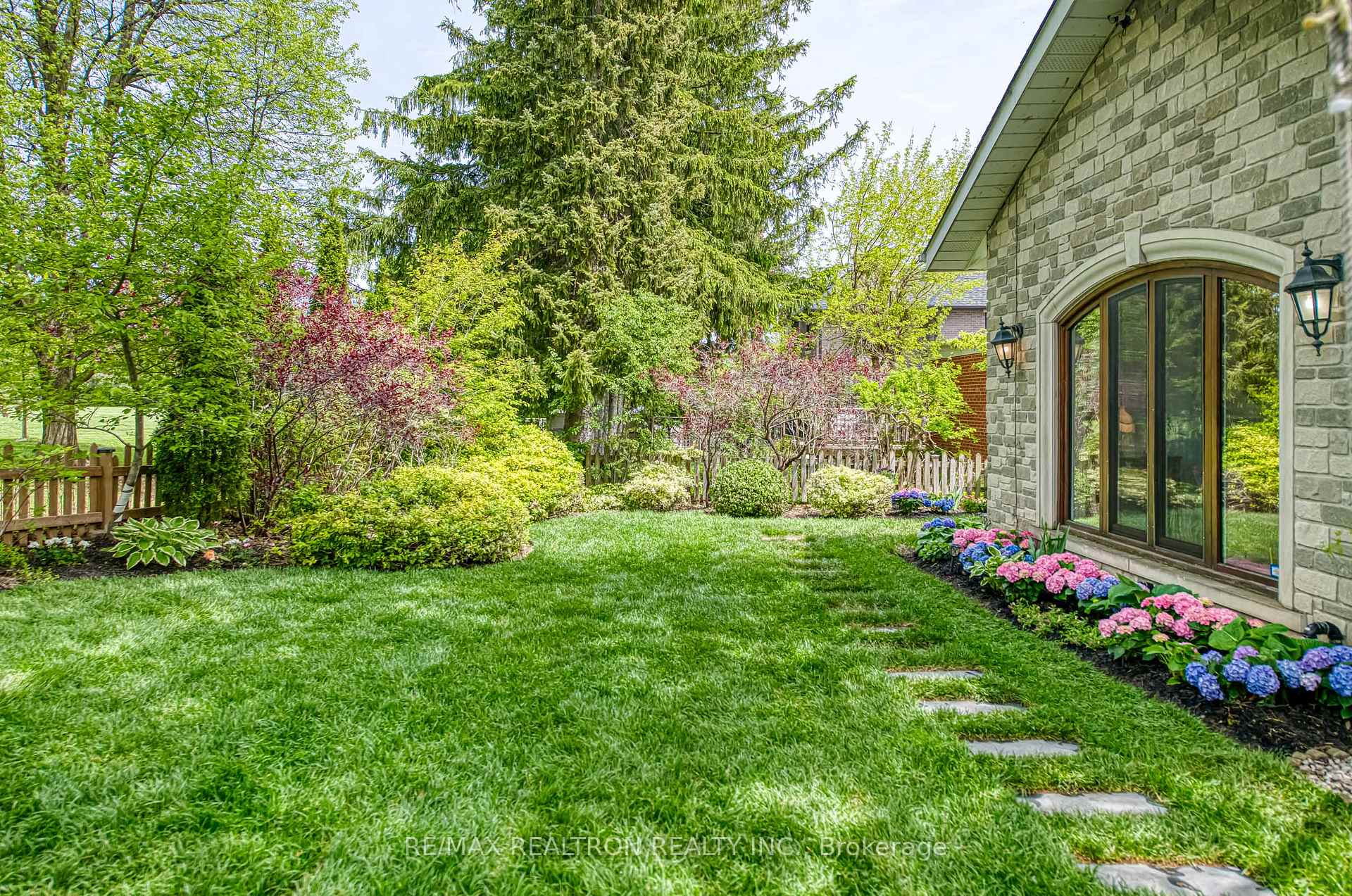 Photo 12 of 15 Lincoln Green Drive, Markham, Bullock — HOMEH