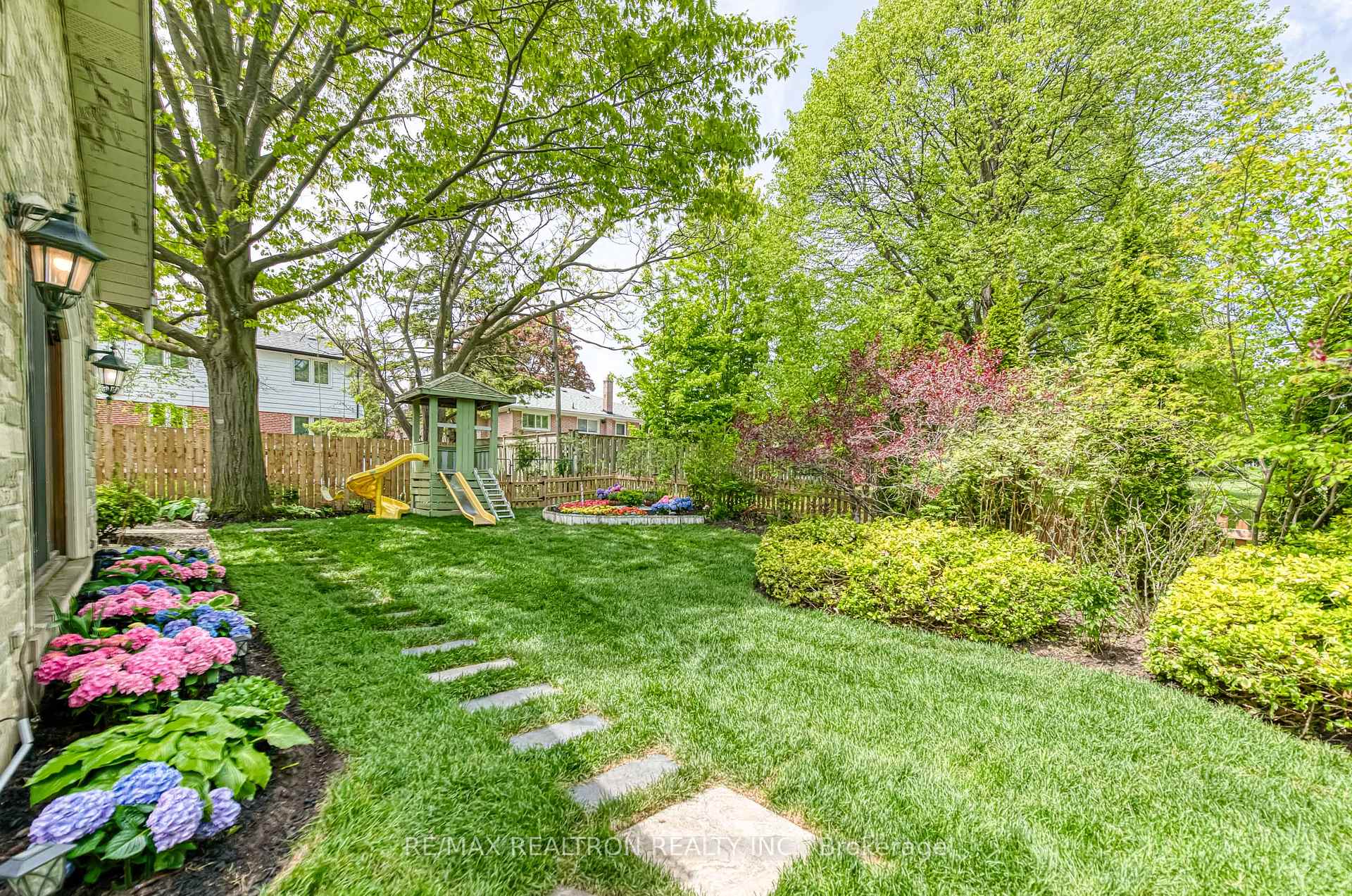 Photo 15 of 15 Lincoln Green Drive, Markham, Bullock — HOMEH