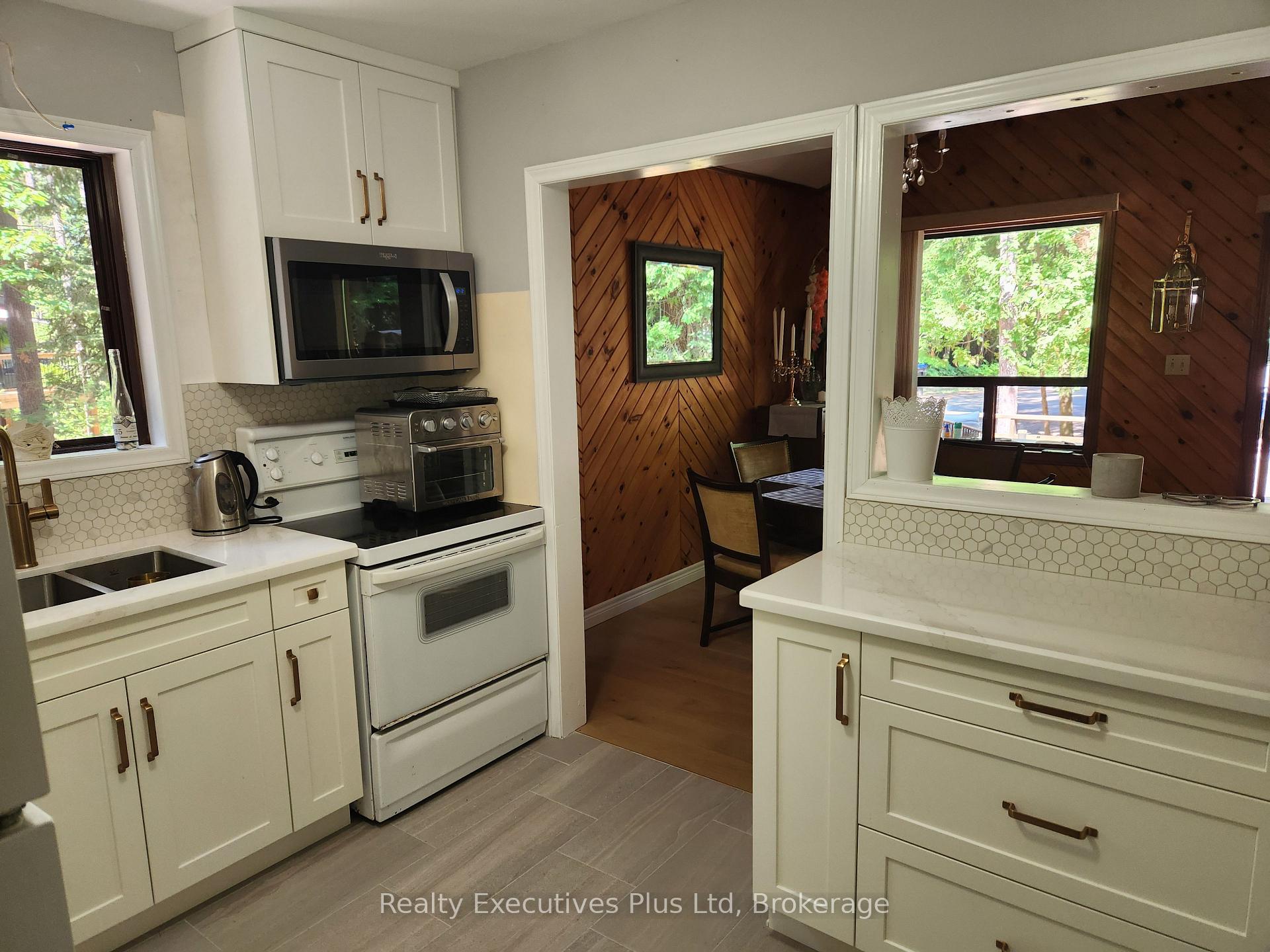 Photo 9 of 2 Zelia Court, Tiny, Rural Tiny — HOMEH