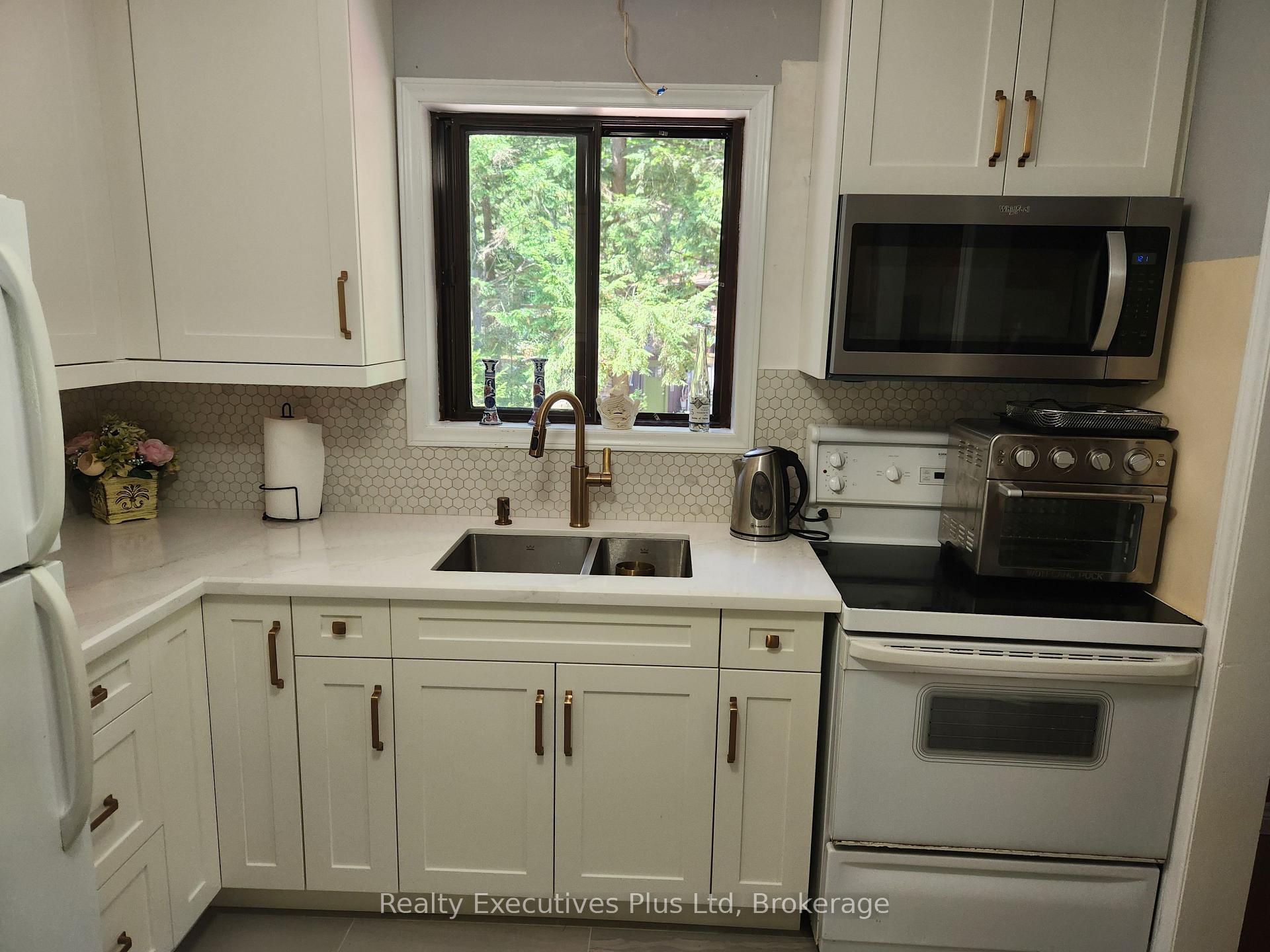 Photo 10 of 2 Zelia Court, Tiny, Rural Tiny — HOMEH