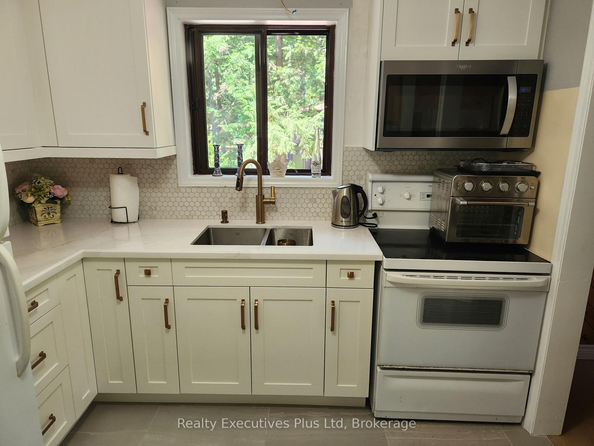 Photo 11 of 2 Zelia Court, Tiny, Rural Tiny — HOMEH