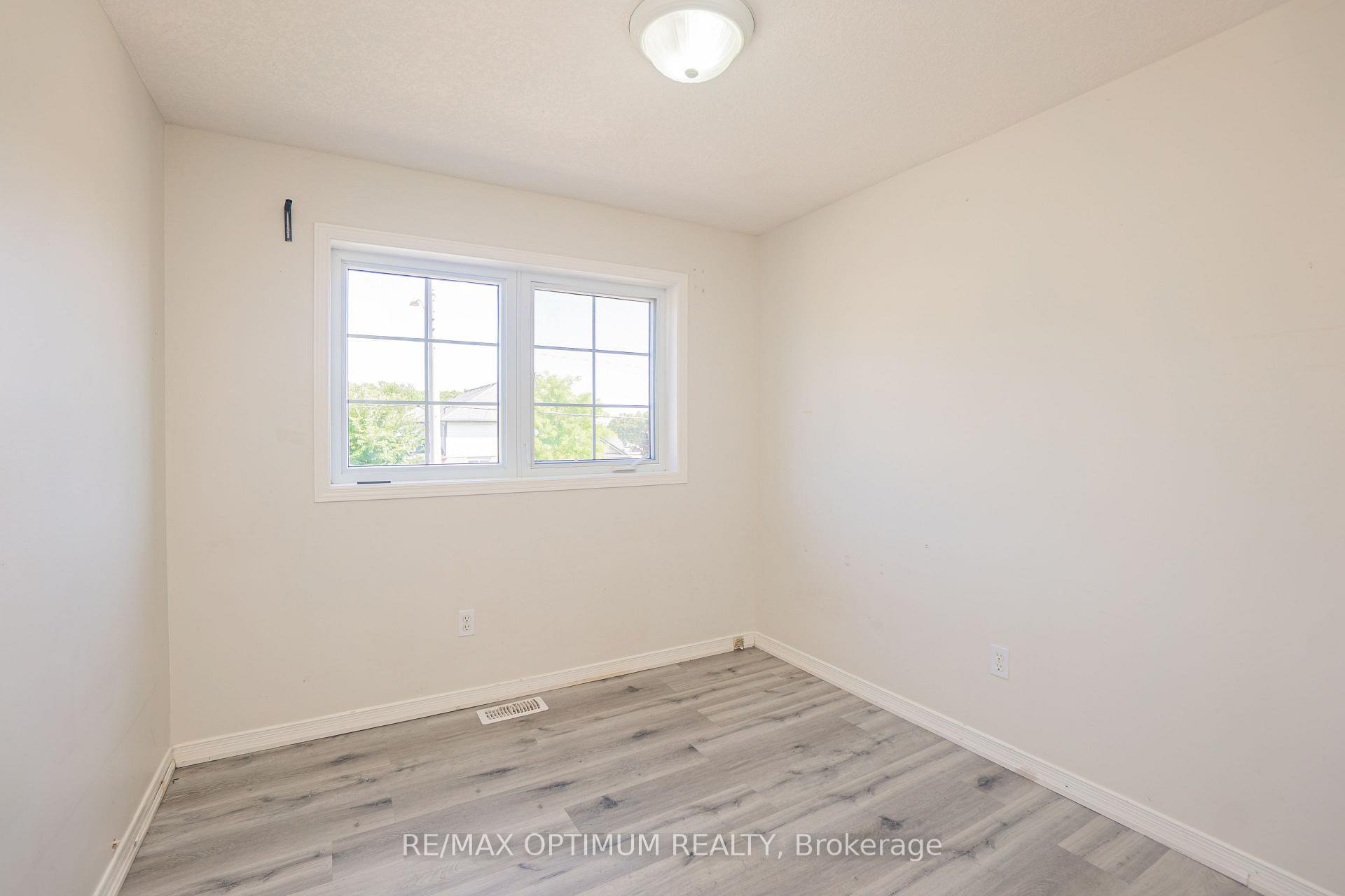 Photo 14 of 139 Activa Avenue, Kitchener, Larentian West — HOMEH