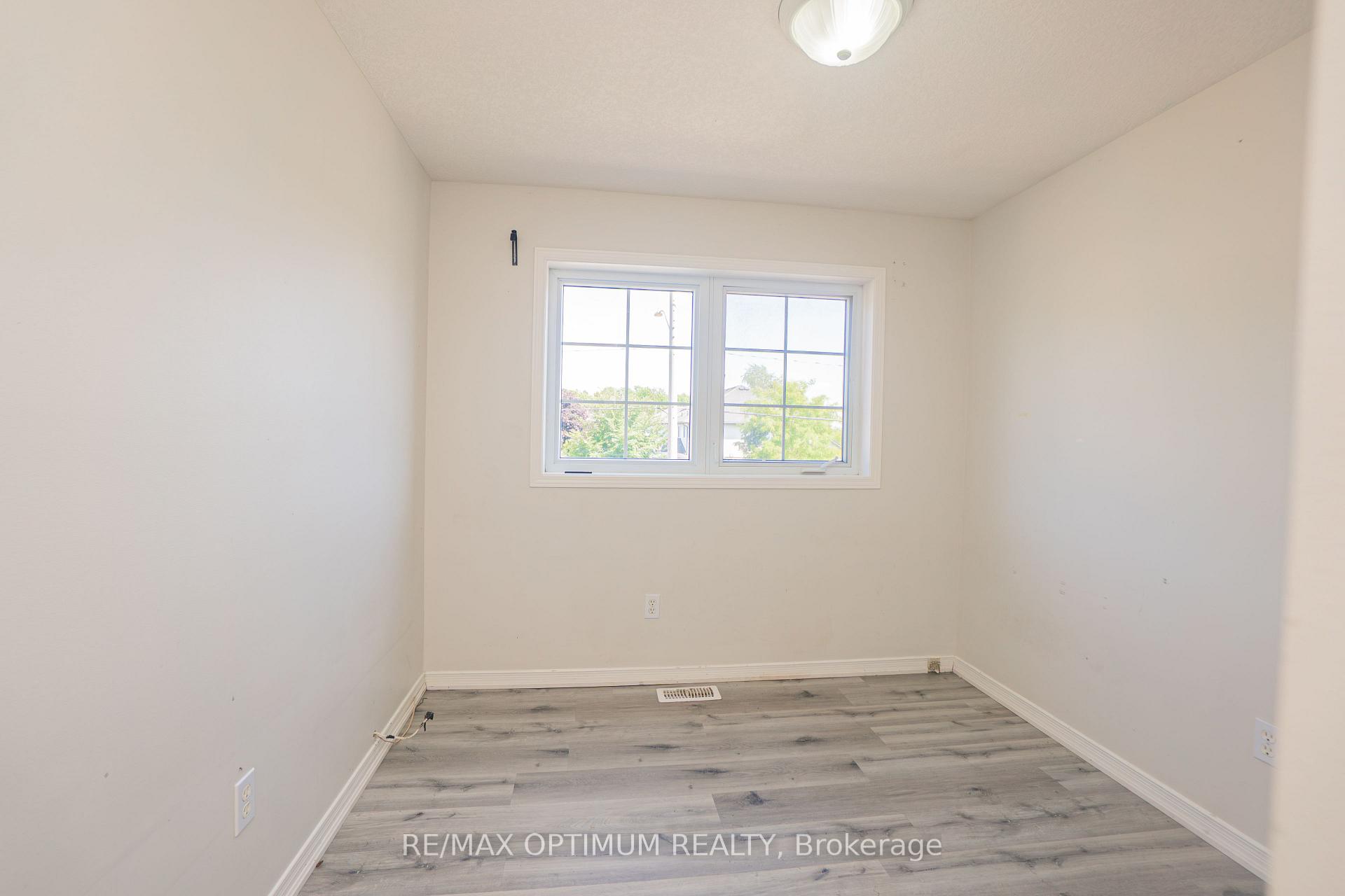Photo 15 of 139 Activa Avenue, Kitchener, Larentian West — HOMEH