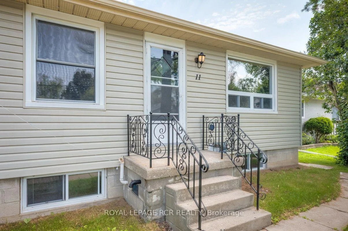 Photo 3 of 11 Jacksons Point Avenue, Georgina, Sutton & Jackson's Point — HOMEH
