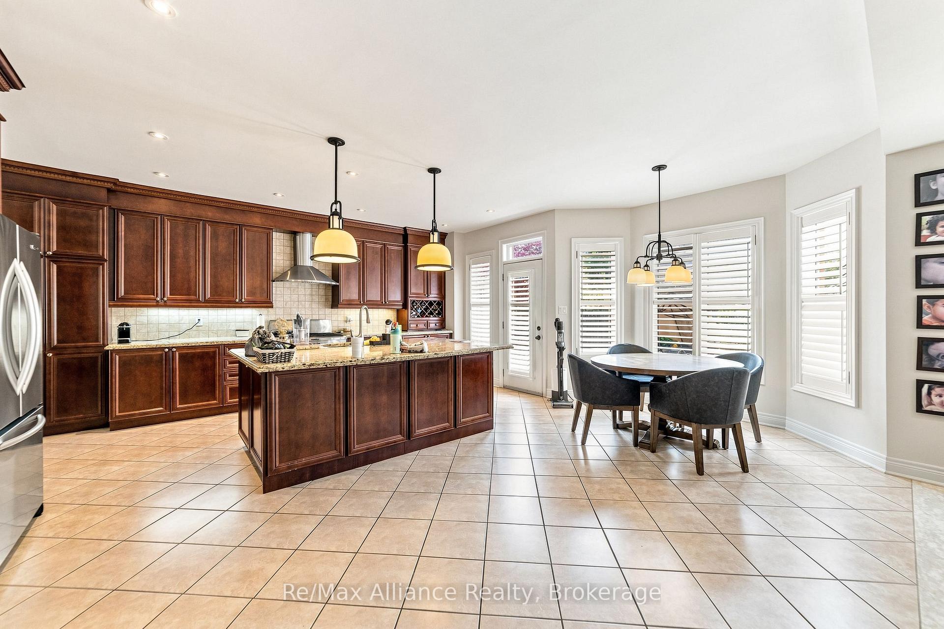 Photo 11 of 2404 Rideau Drive, Oakville, Joshua Creek — HOMEH