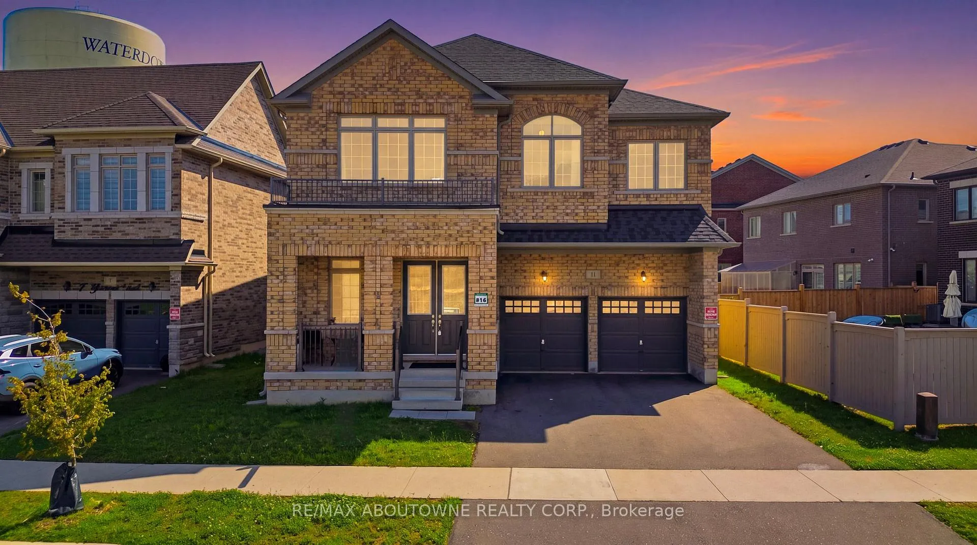 Photo 1 of 11 Grierson Trail, Hamilton, Waterdown — HOMEH