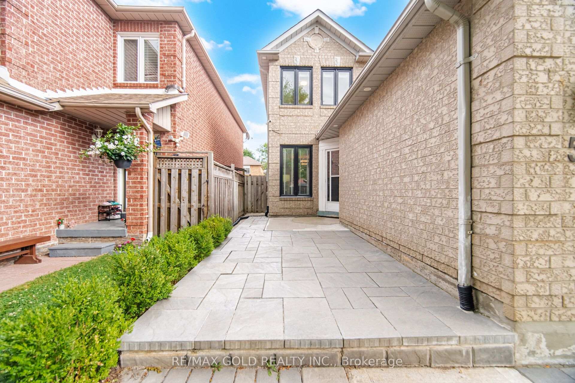 Photo 3 of 53 Cedarwood Crescent, Brampton, Brampton West — HOMEH