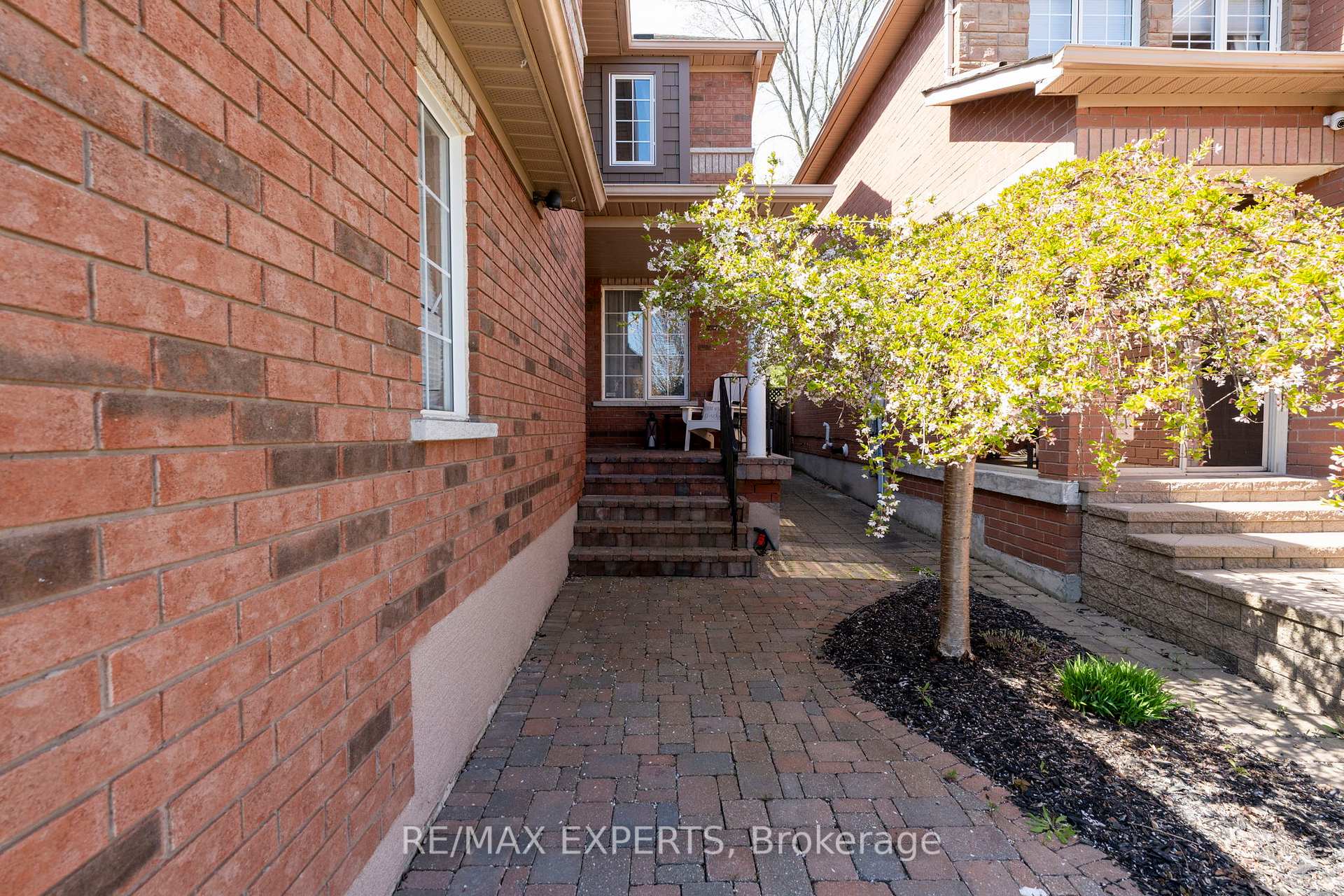 Photo 4 of 28 Crestridge Drive, Caledon, Bolton North — HOMEH